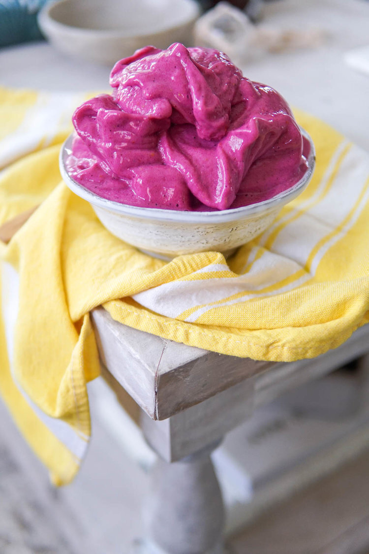 Pink Bubblegum Smoothie Bowl: Fight Sugar Cravings &amp; Satisfy Your Sweet Tooth!
