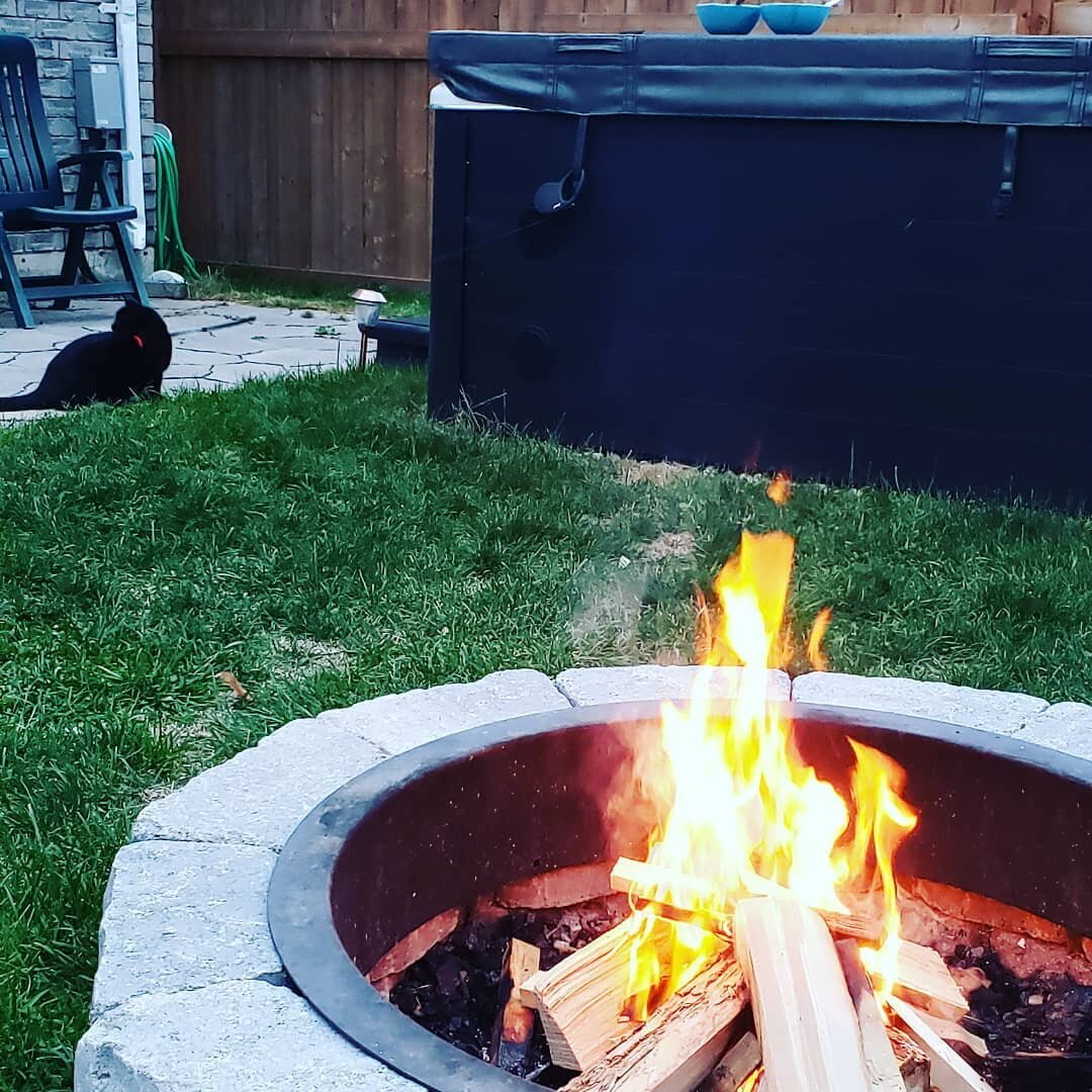 Backyard firepit weather is the best weather 🔥 Good to enjoy the little things even when things are super busy!