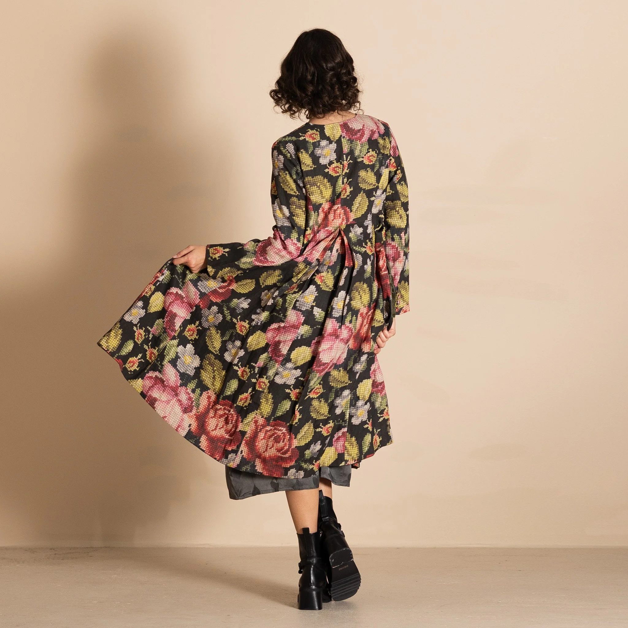 M5731 TAPESTRY DUELLING COAT 2.jpg