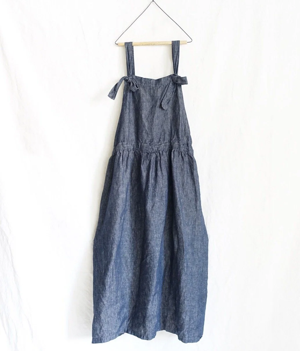 Antiquités noir Linen Apron Dress ANTIQUITIES NOIR LINEN APRON DRESS IN NAVY — The Pineapple