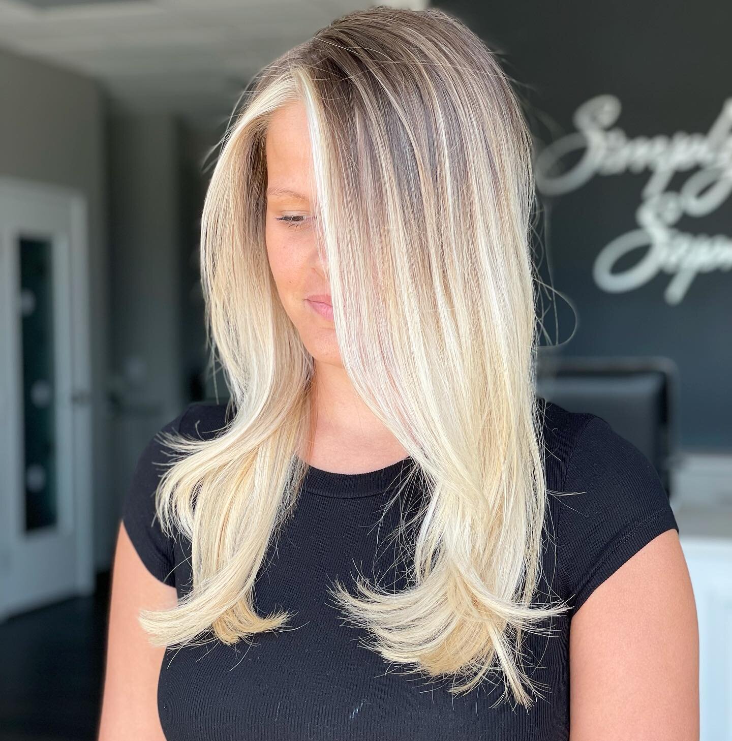 Vanilla Blonde 🍦
&bull;
&bull;
&bull;
&bull;
&bull;
#behindthechair #modernsalon #Americansalon #hairbrained #stylistkife #salonlife #hair #haircut #haircolor #balayage #hairpainting #babylights #balayagecolor #balayagestylist #wella #blondehair #ol