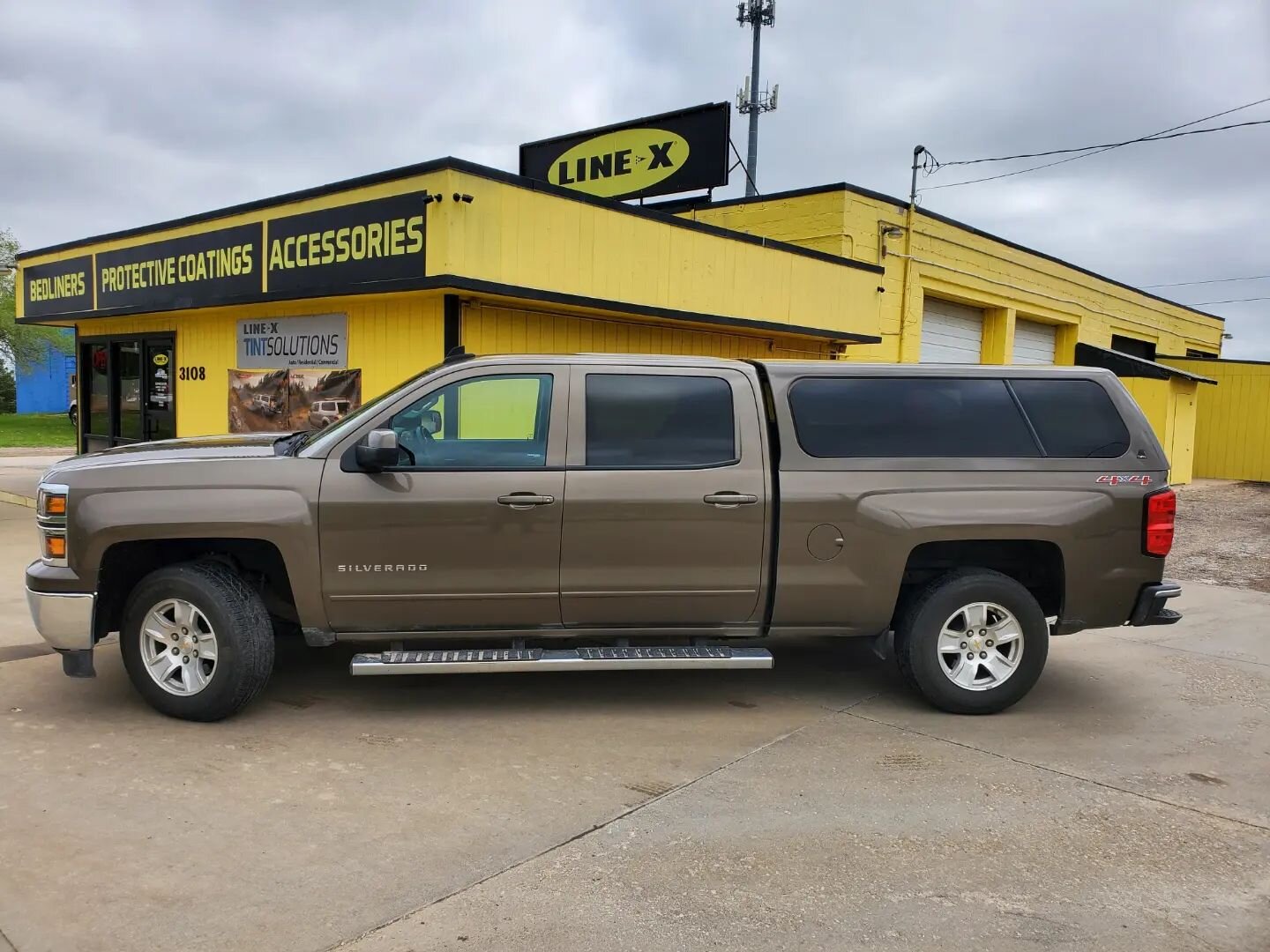 Man, Silverados sure do look nice...especially with our caps on them! What do you think? 

100XL
👉 Cab High
👉 Dual LED Tube Lights
👉 Rear Hatch Prop Switch For Lights
👉 Optional Keyless Entry
👉 Color Match
👉 Frame Flapper Windows

We are your L
