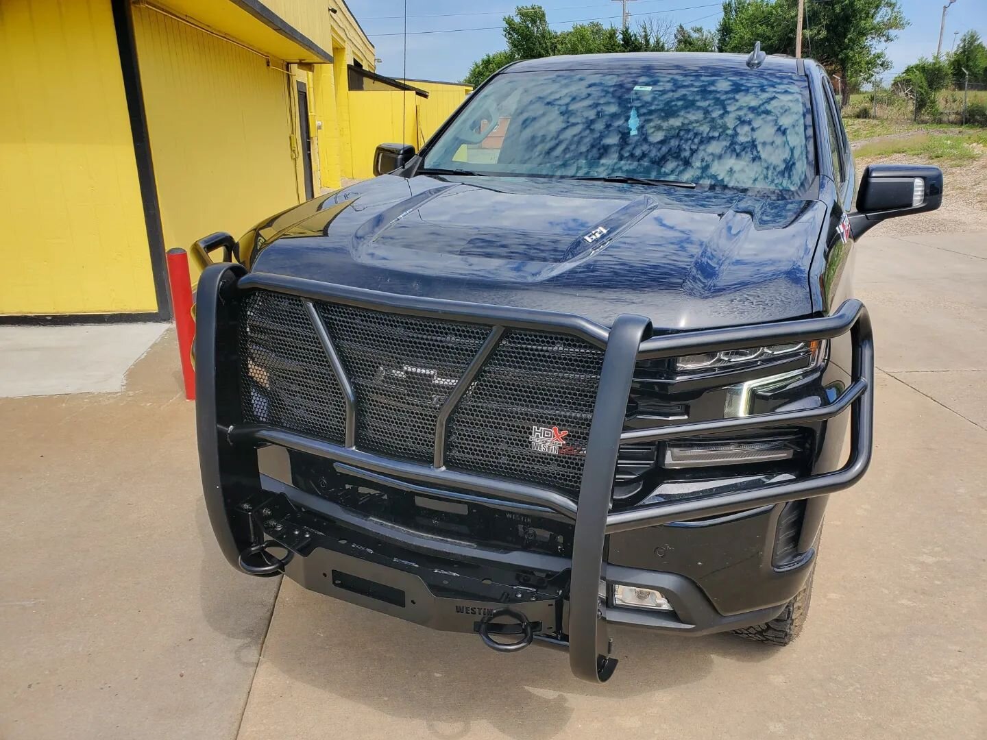 Front End Friday! 💪🏽😎

2022 Chevy 1500 Trailboss
✅️ @westinautomotive HDX Winch Mount Grille Guard and Tow Hooks
✅ ️@gorhino RB20 Running Boards

We have the GEAR for where you're going!

Topeka LINE-X &amp; Accessories Center 
🌎 3108 SW Topeka B