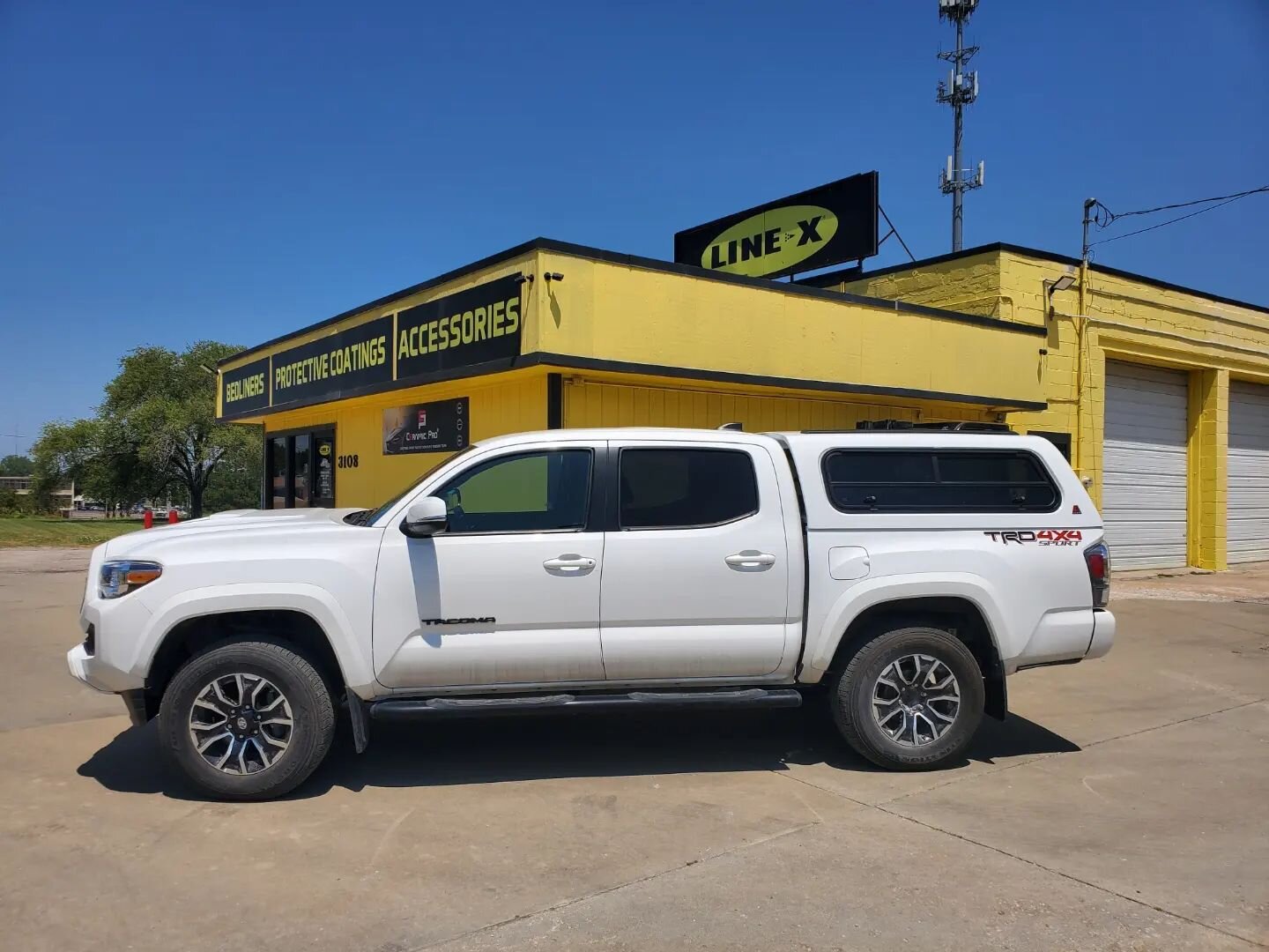 Let the adventures begin! 🏞

2021 Toyota Tacoma - LEER 100R
✅ ️Thule Roof Tracks
✅ ️Dual Windoors w/ Slider
✅ ️Fixed Front Slider Window
✅️ 3 Outlet Power Block

GEAR for where you're GOING!

Topeka LINE-X &amp; Accessories Center 
🌎 3108 SW Topeka