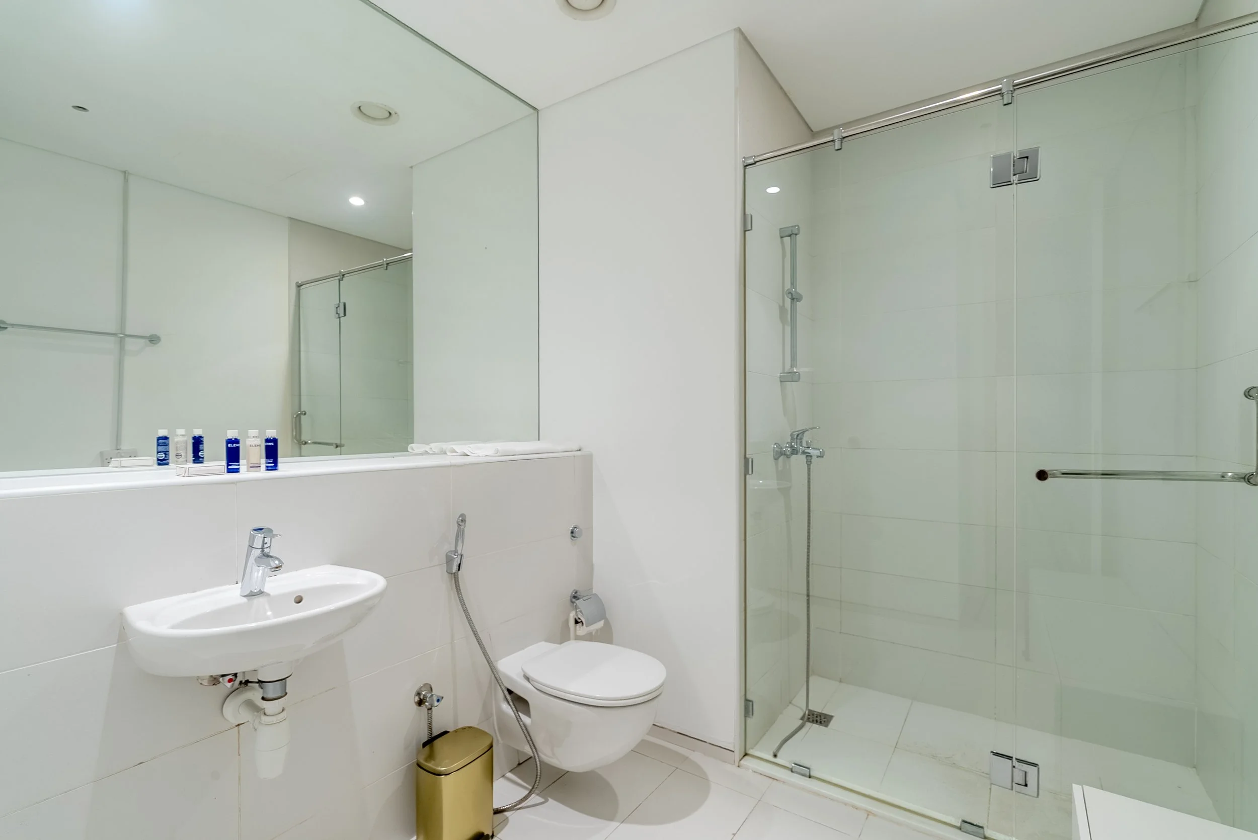 dubai-index-tower-shower-room-live-large-01.jpg