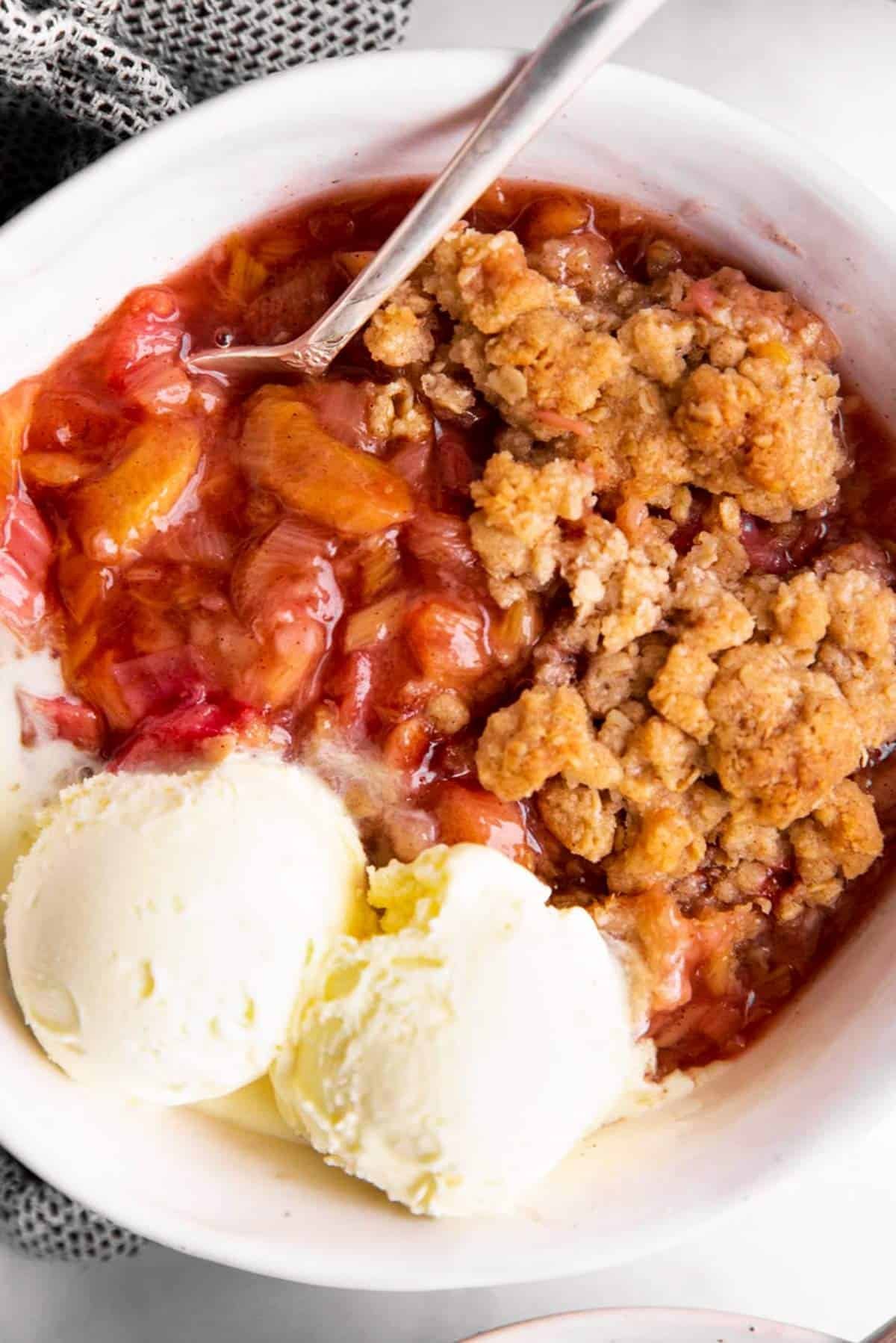 Easy Rhubarb Crisp
