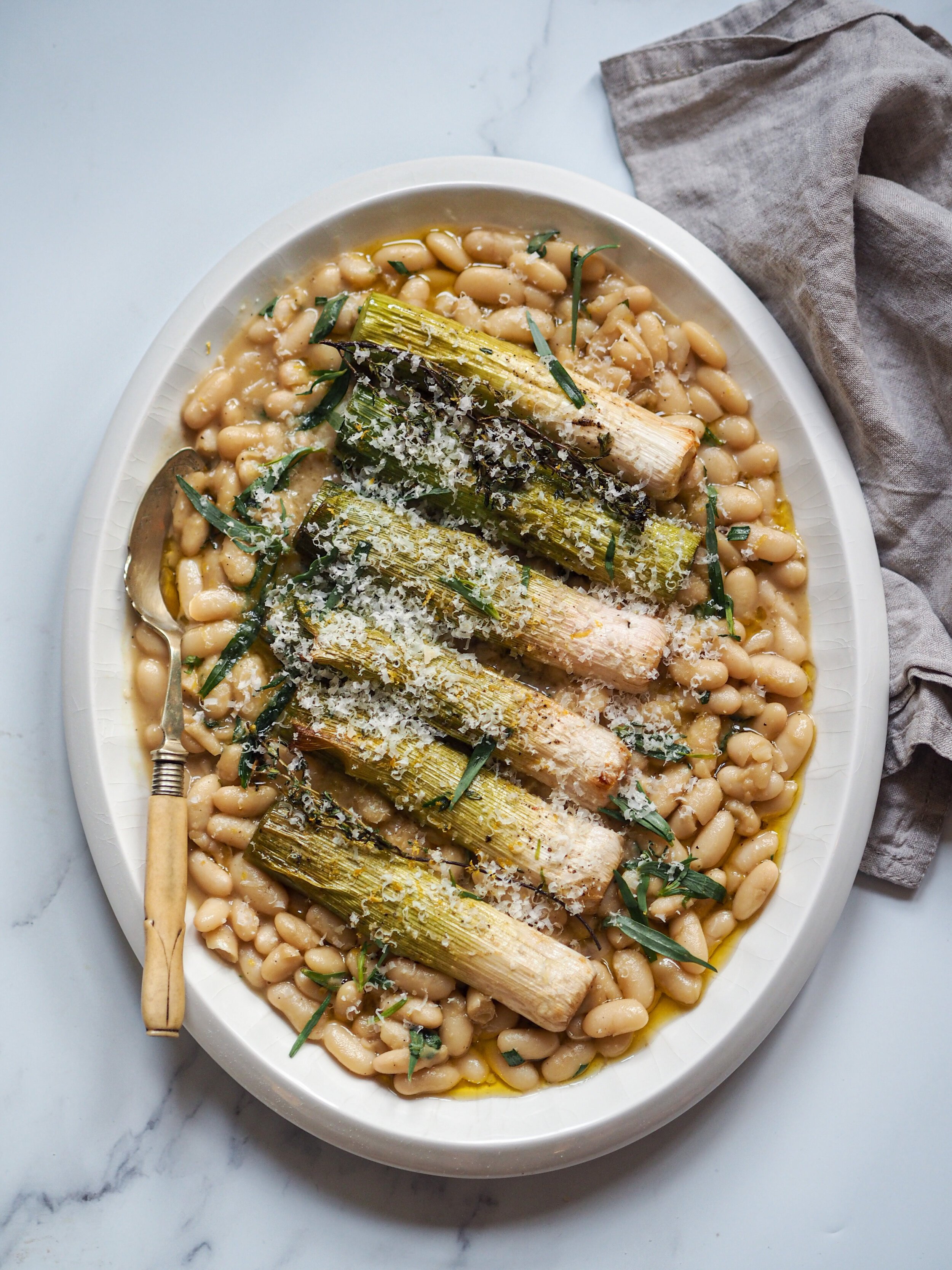 Cacio e Pepe beans with baked leeks