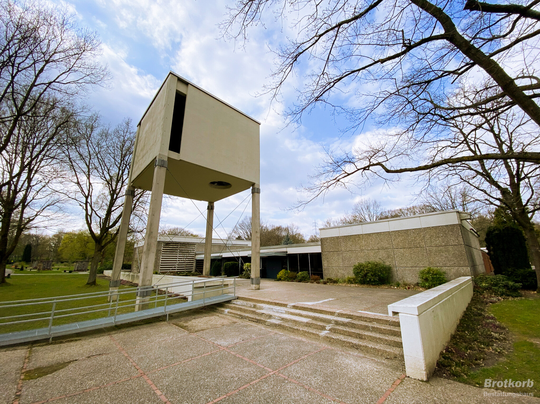 Trauerhalle &amp; Glockenturm – Hauptfriedhof Walfischbusch Witten