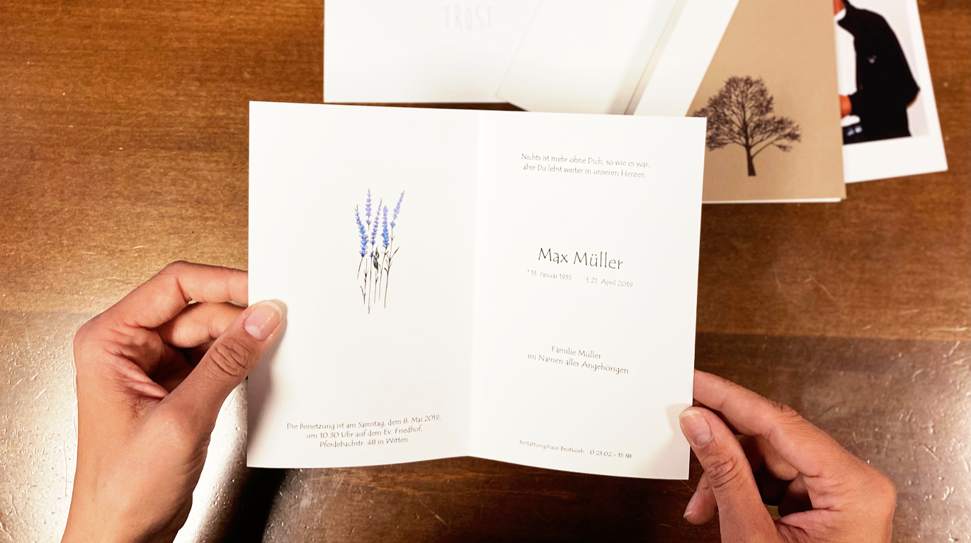 Beispielhafte Traueranzeige mit Lavendelzeichnung für Max Müller, der im April 2019 verstorben ist, inklusive Bestattungsdetails.