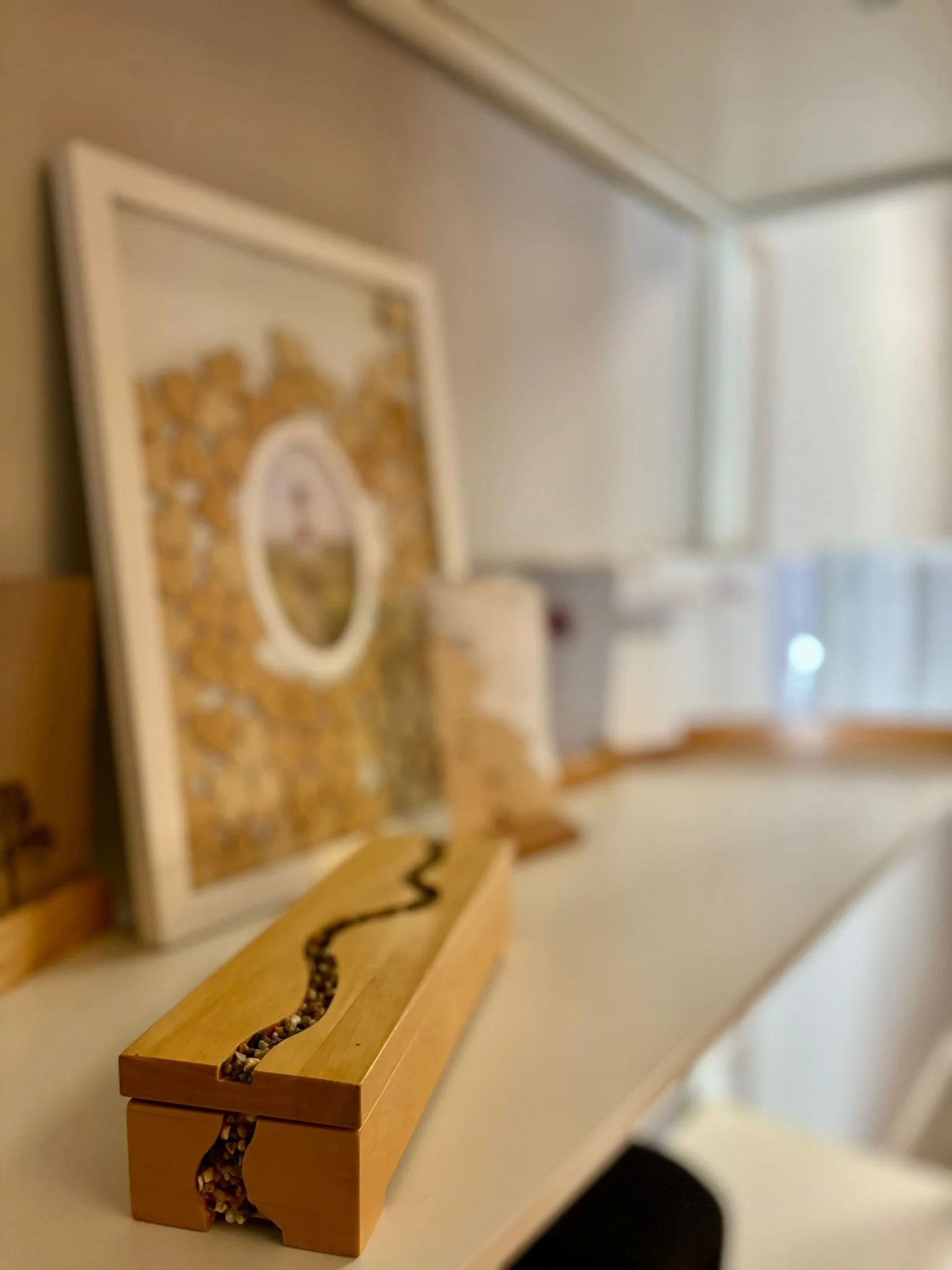 Verzierte Ansicht eines Fliesentisches mit Holztablett und Wandbilder im Raum.