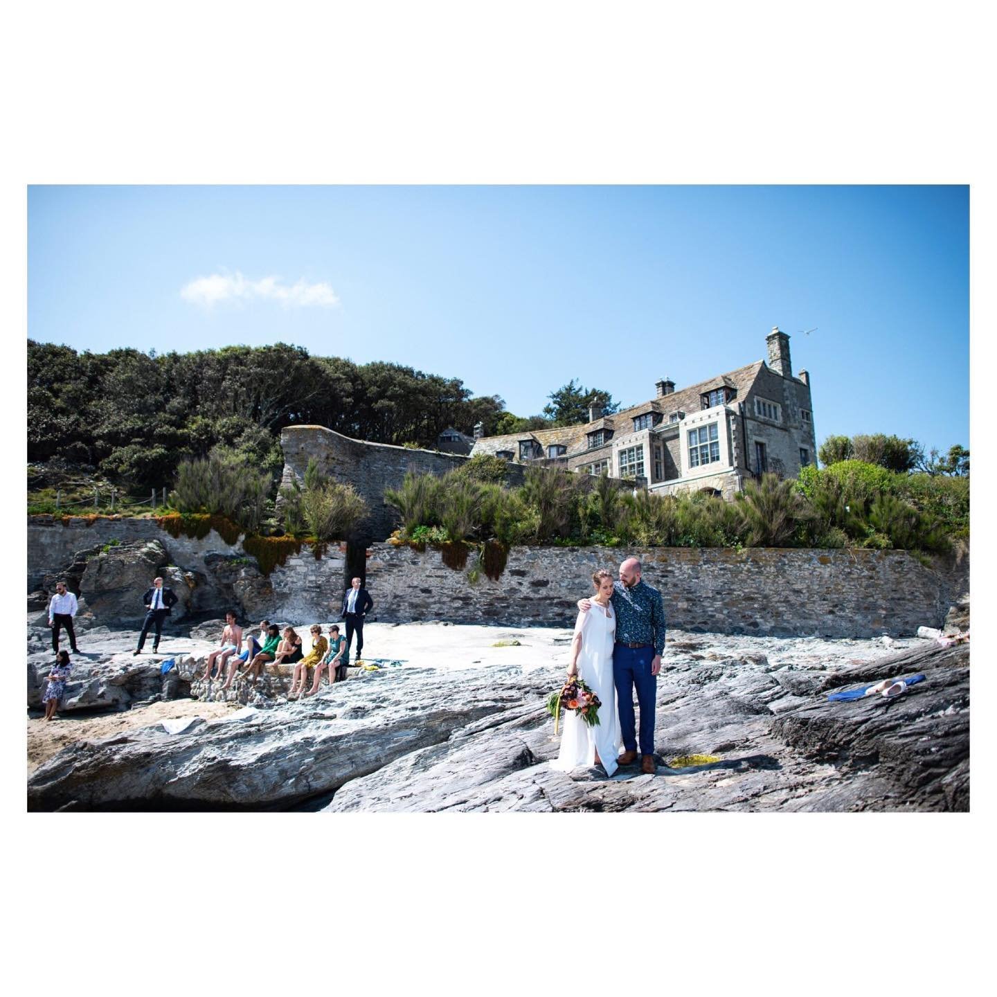 When your wedding guests go for a paddle during drinks 😍🏖Possibly one of the most idyllic venues we have ever shot in the UK @porthenalls was the incredible setting for @svendsenjewellery &lsquo;s day. Full blog out tomorrow featuring @lafoniaflowe