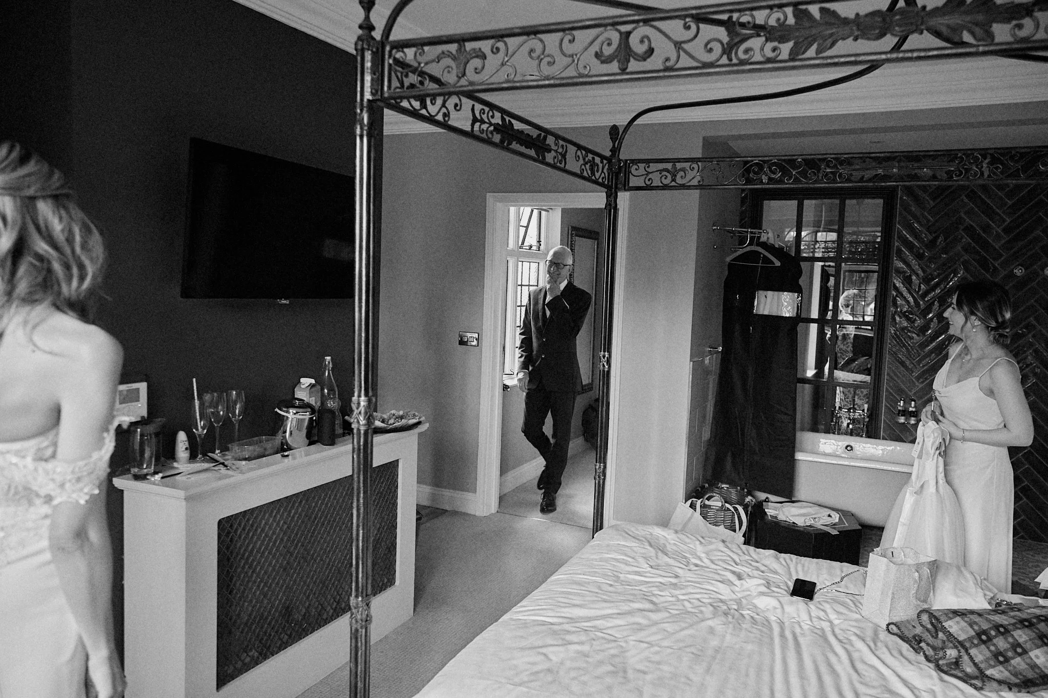 Hampton_court_house_wedding-h&d215.jpg