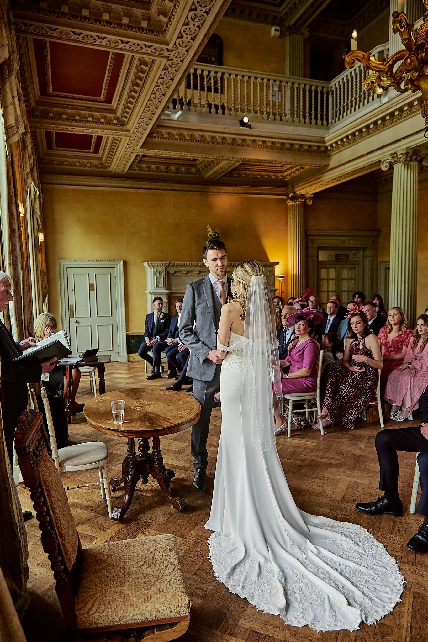 Hampton_court_house_wedding-h&d036.jpg