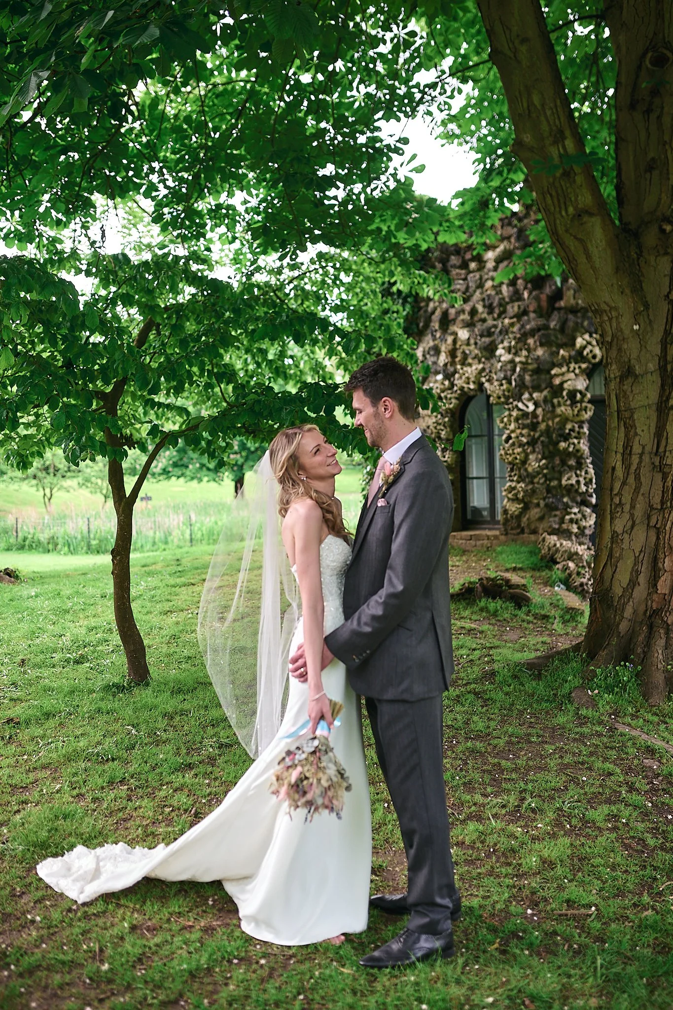 Hampton_court_house_wedding-h&d050.jpg