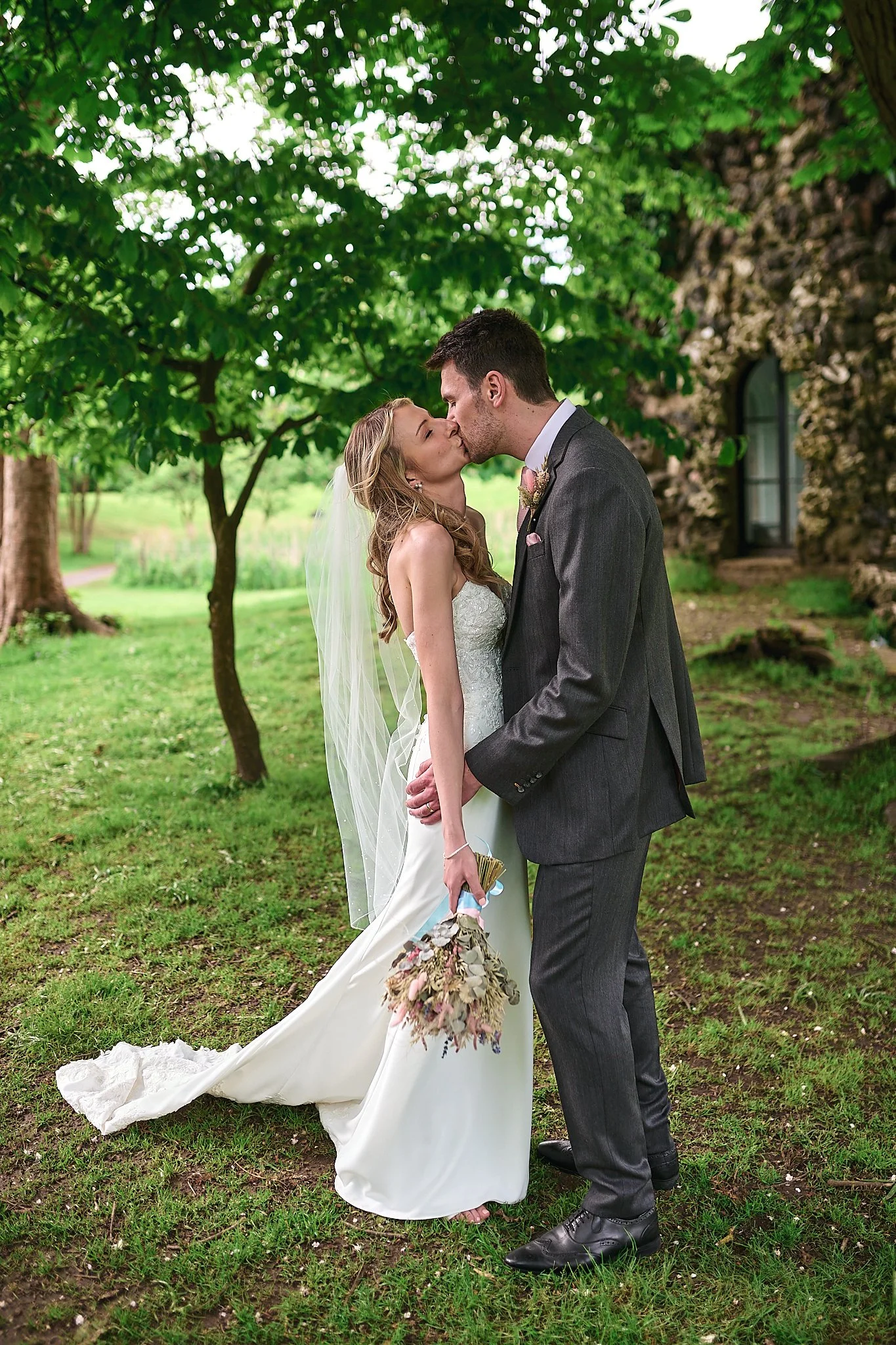 Hampton_court_house_wedding-h&d052.jpg