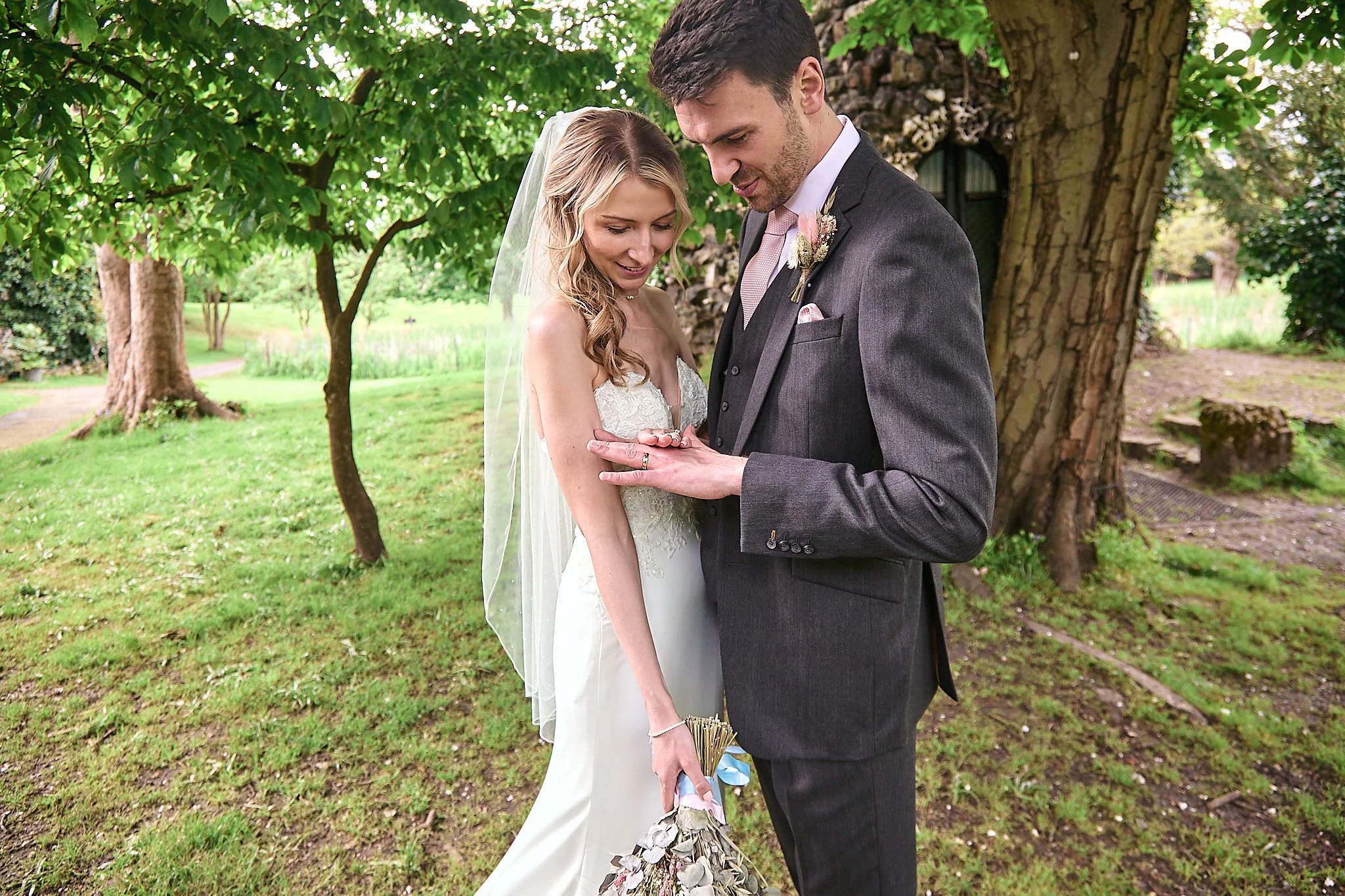Hampton_court_house_wedding-h&d053.jpg