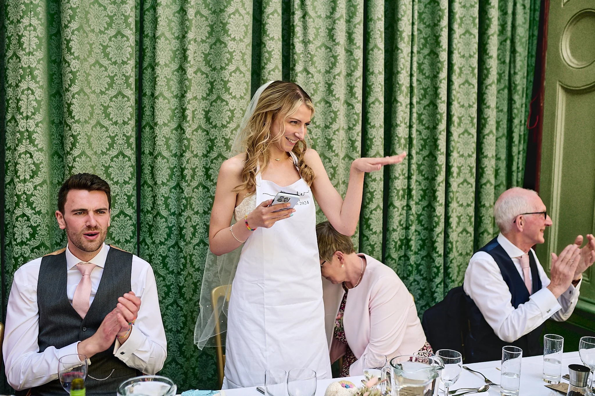 Hampton_court_house_wedding-h&d064.jpg
