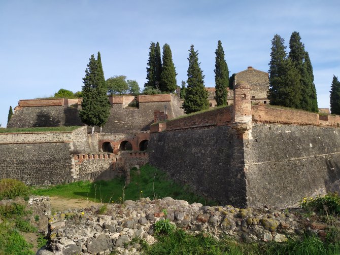 Castell Fortalesa d_Hostalric_exteriors.jpg