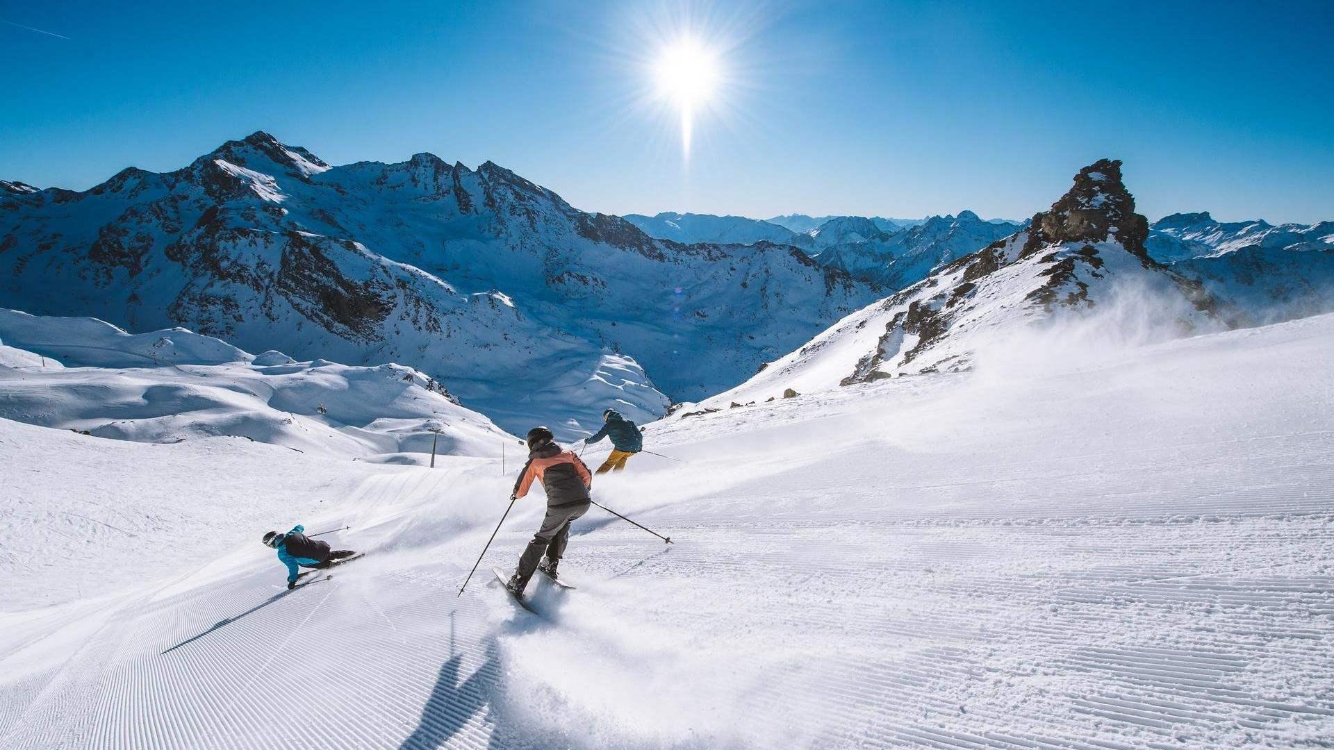 2022-ski-piste-amis-hiver-combe-rosael-timy-theaux-orelle-cc-arthur-bertrand-exp20270126-1920x1080-746.jpg