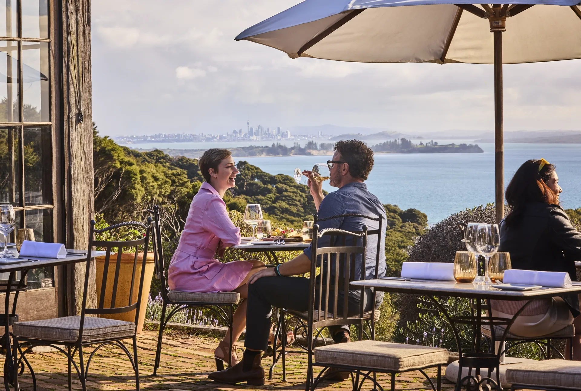 670675-friends-enjoying-wine-at-mudbrick-vineyard-web-optimised-1920.webp