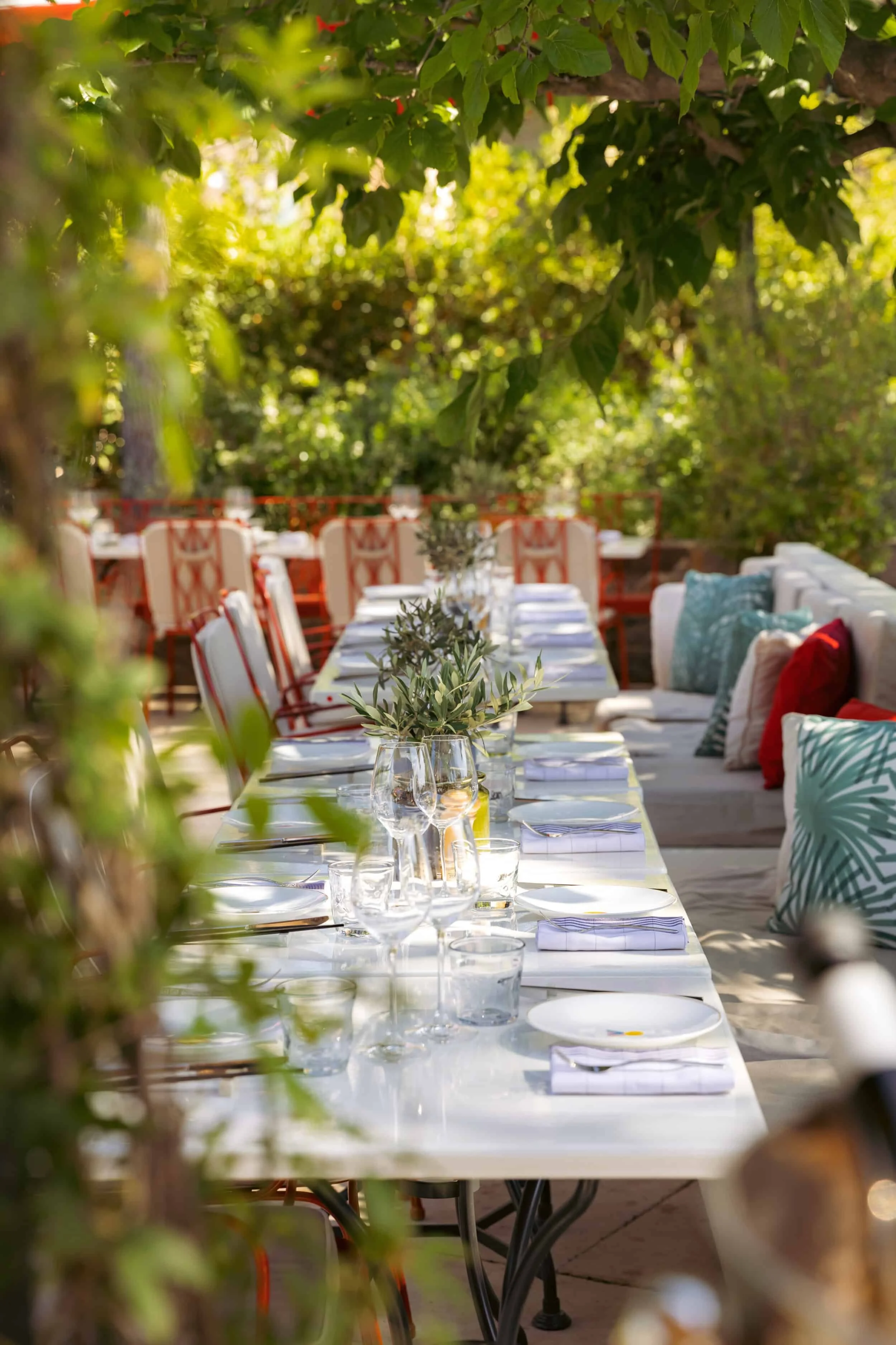 Hotel-Lou-Pinet-Terrasse-ombrage-Beefbar-2500x3750.jpeg