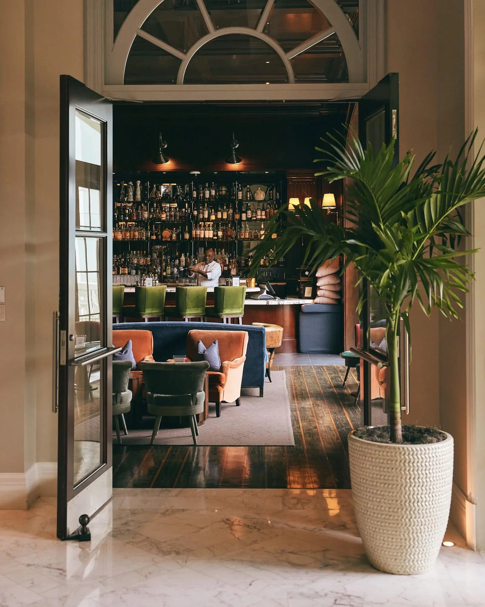 RWBHM_3-0_Brand-com_Assets_Facilities_F-B_S-M_ManorBar_-104.jpeg