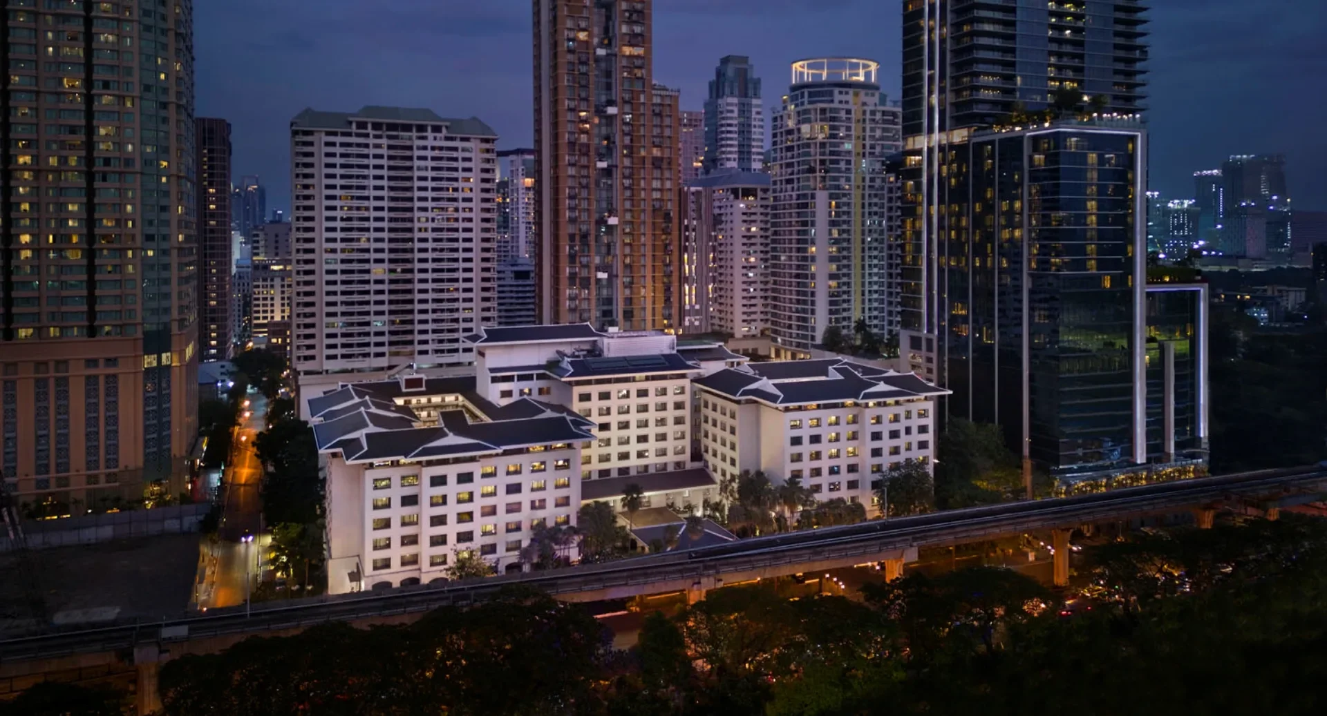 anantara_siam_bangkok_hotel_exterior_night.webp