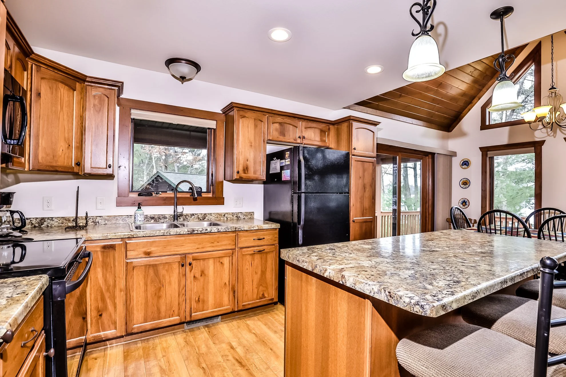 Lake Content Resort Cabin 3 — STEPAWAY Vacation Rentals