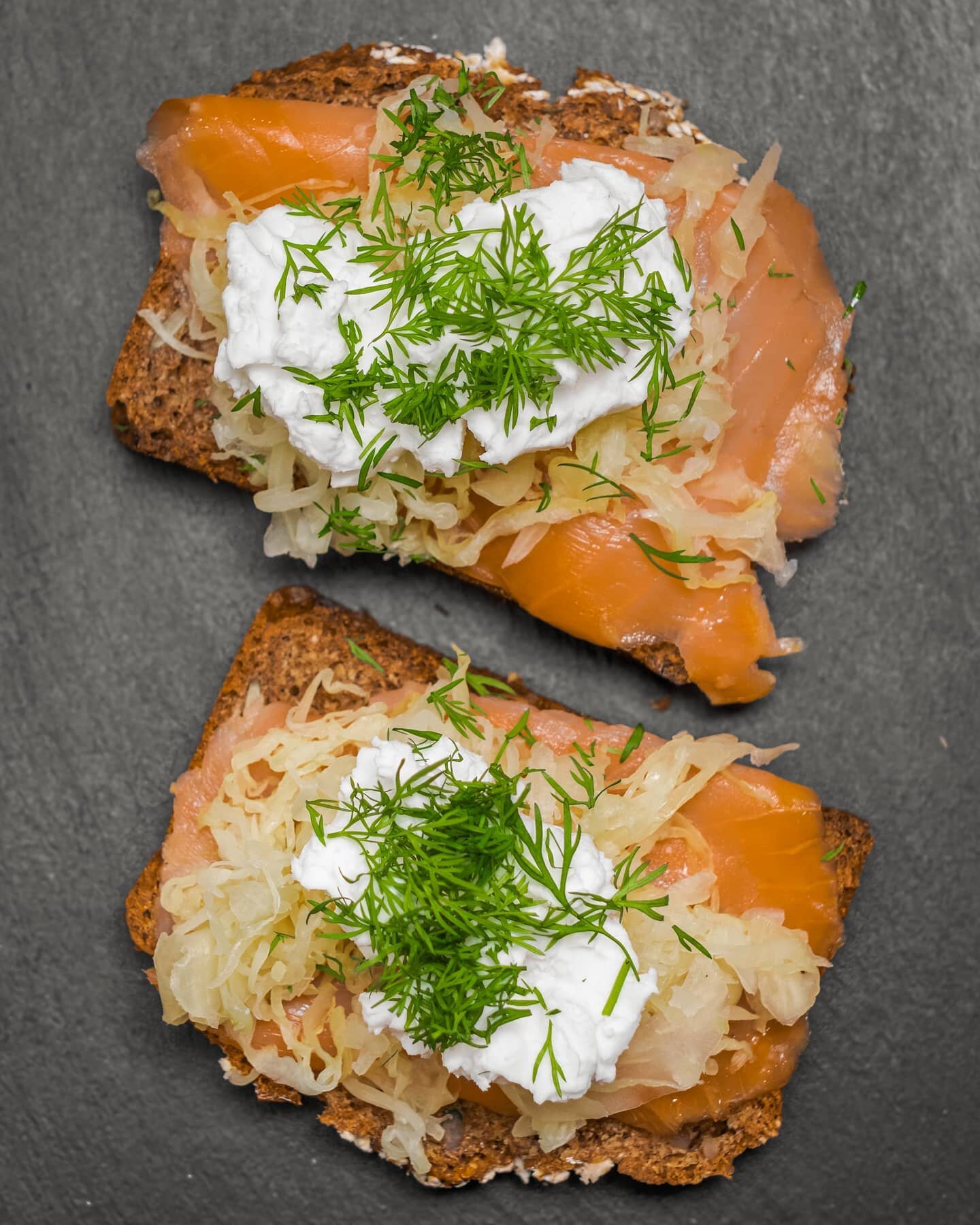 Salmon on brown bread with cream cheese and natural sauerkraut 😍 

Another fantastic recipe idea to make the most of our fermented foods!🍴

#sauerkraut #fermentedfoods #guthealth #microbiome #gutbacteria #fermentation #healthygut #healthyfoods #rec