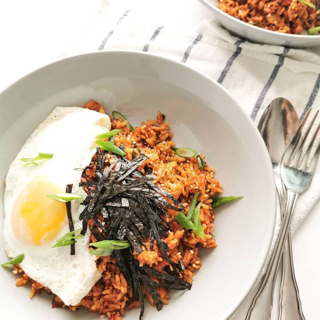 Have you tried Kimchi fried rice for an interesting kick to a quick &amp; easy dish? 😍

Recipe &amp; photography: @thegoodkimchi

#fermentedfoods #kimchi #gutbacteria #guthealth #koreanfood