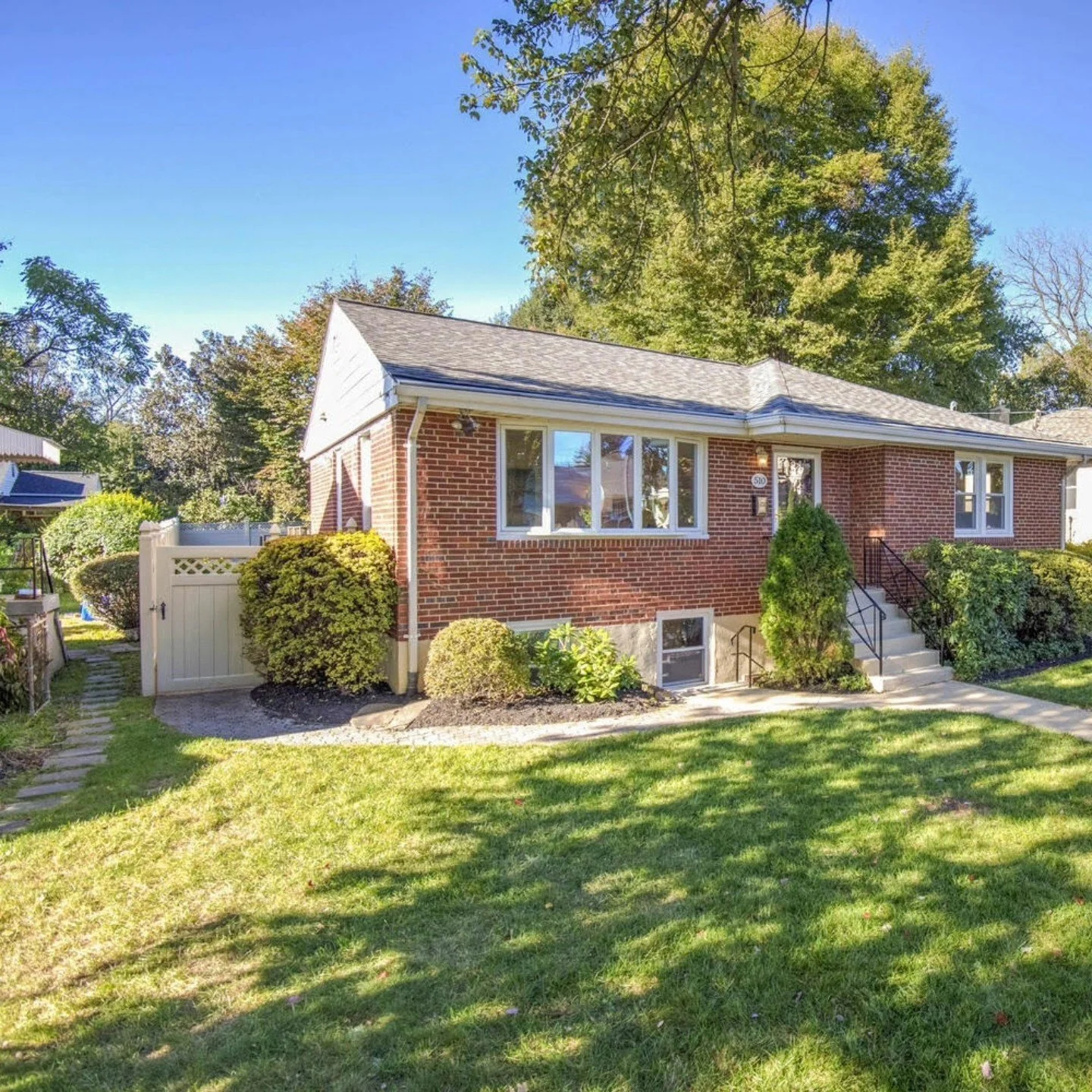 #justlisted in Four Corners Silver Spring
.
*OPEN HOUSE SUN Oct 27 1-3pm*

Welcome to 510 Gilmoure Dr, a beautifully maintained and fully updated 3 bedroom, 2 bath home in the highly desirable South Four Corners neighborhood, just minutes from downto