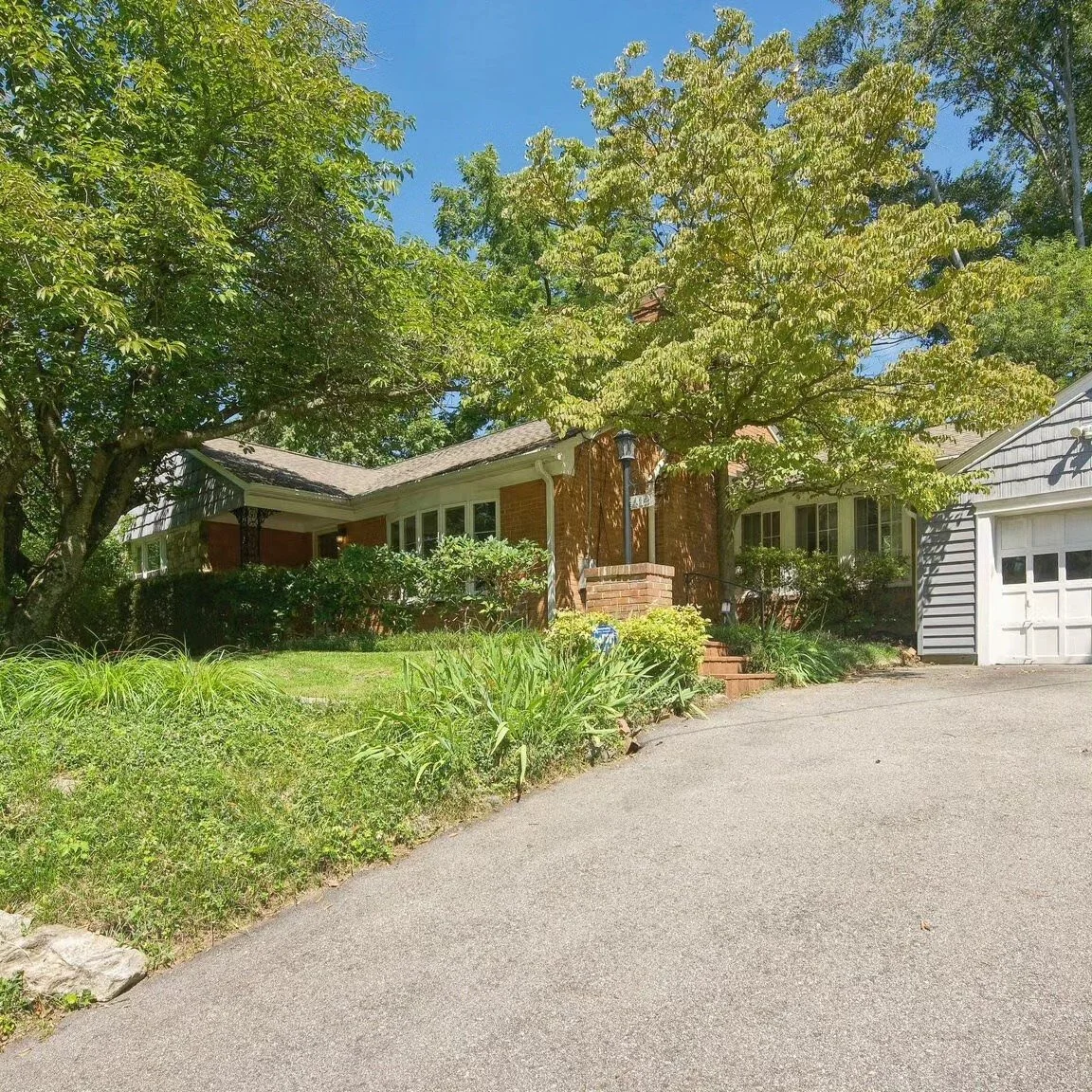 #JustListed
412 Southwest Dr Silver Spring, MD 20901
.
3 🛏 + 2.5 🛁 | 1800+ sq ft | open floor plan | 1-car garage | designer finishes | offered at $600,000
.
This gorgeous 3 br + 2 ba home features designer finishes and an open floor plan that embo