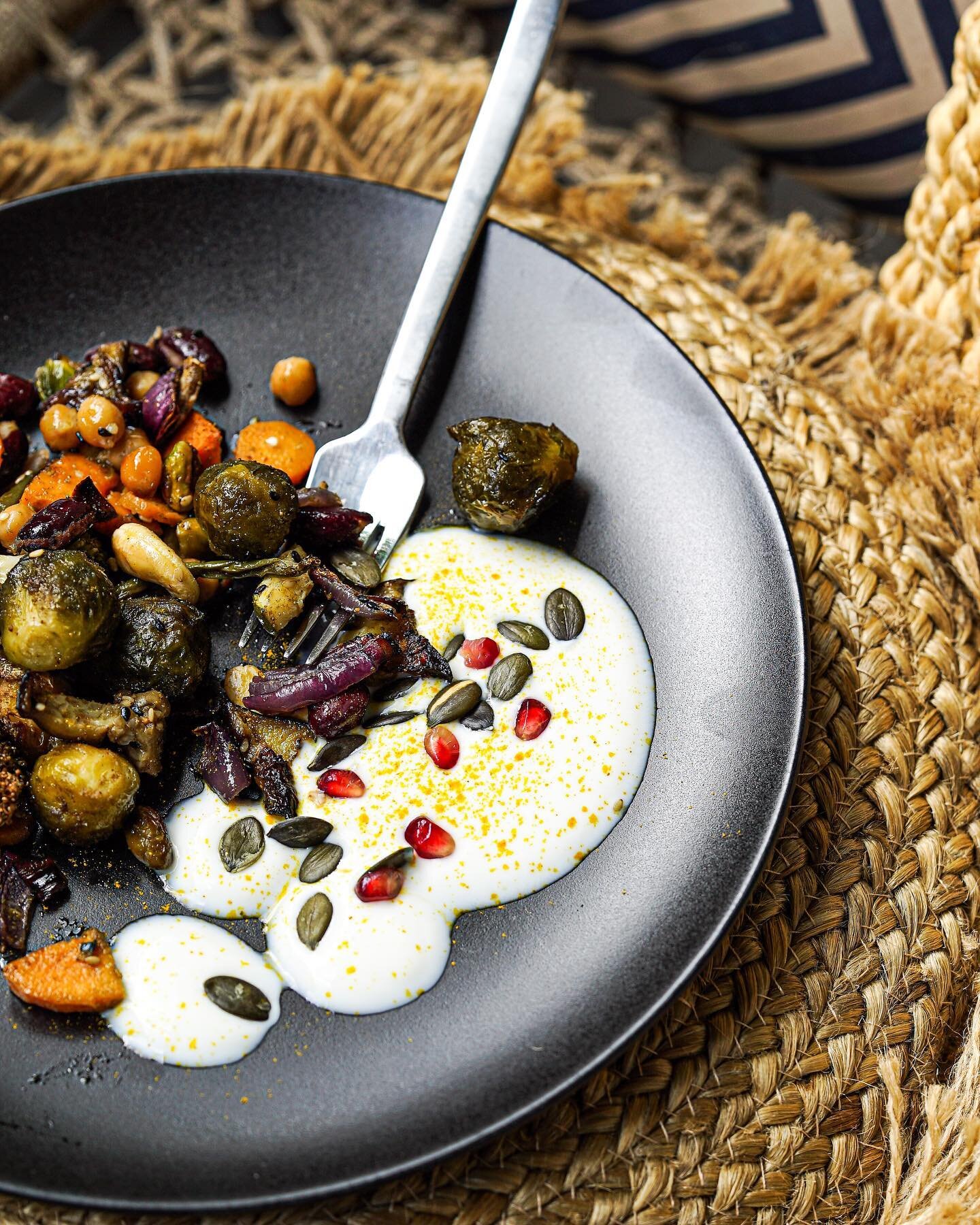 V E G G I E &bull; C R A Z E

Sometimes it&rsquo;s as simple as this! Oven cooked vegetables with some spices, a side of plain yogurt and a mix of seeds and nuts. 

📷 @indiabk 

.
.
.
.
.
.
.
.
#ovenbaked #vegetarian #vegetables #spices #yogurt #col