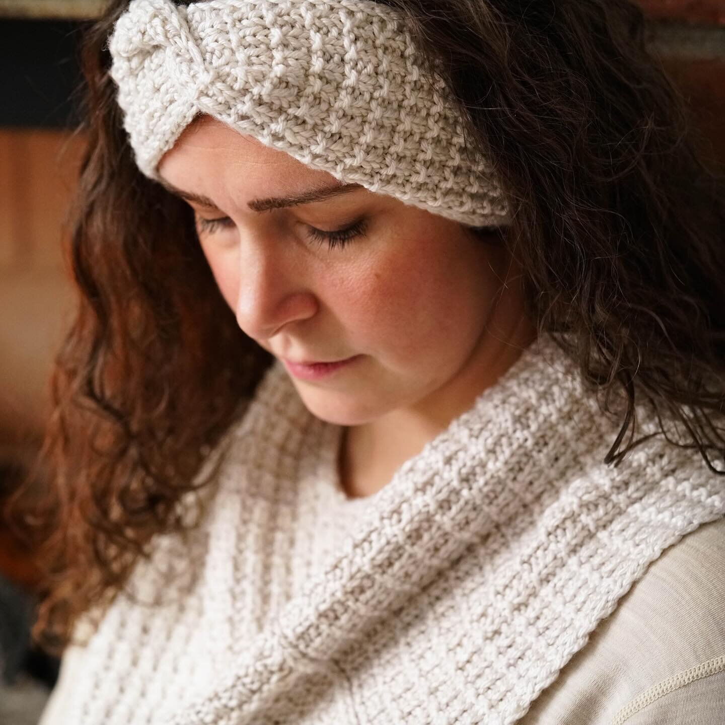 🔥Something warm and cozy is coming tomorrow&hellip; are you signed up for my newsletter?! (Psst&hellip; there&rsquo;s a link in my profile!)🔥
:
Yarn: @missbabsyarns Big Silk in &lsquo;White Peppercorn&rsquo;
Model: @lbspalacios 
:
#cozychic #cozych