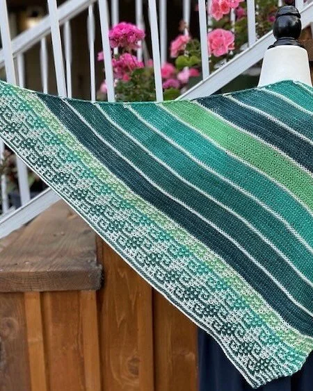 🍂SATURDAY EVENING with friends! Look at all these beautiful versions of my newest shawl design! Huge kudos to knitters Tracy, Julie, Anne, Judy, and Amy for creating such beautiful shawls!🍂
The Saturday Evening shawl is on sale with code WEEKEND t