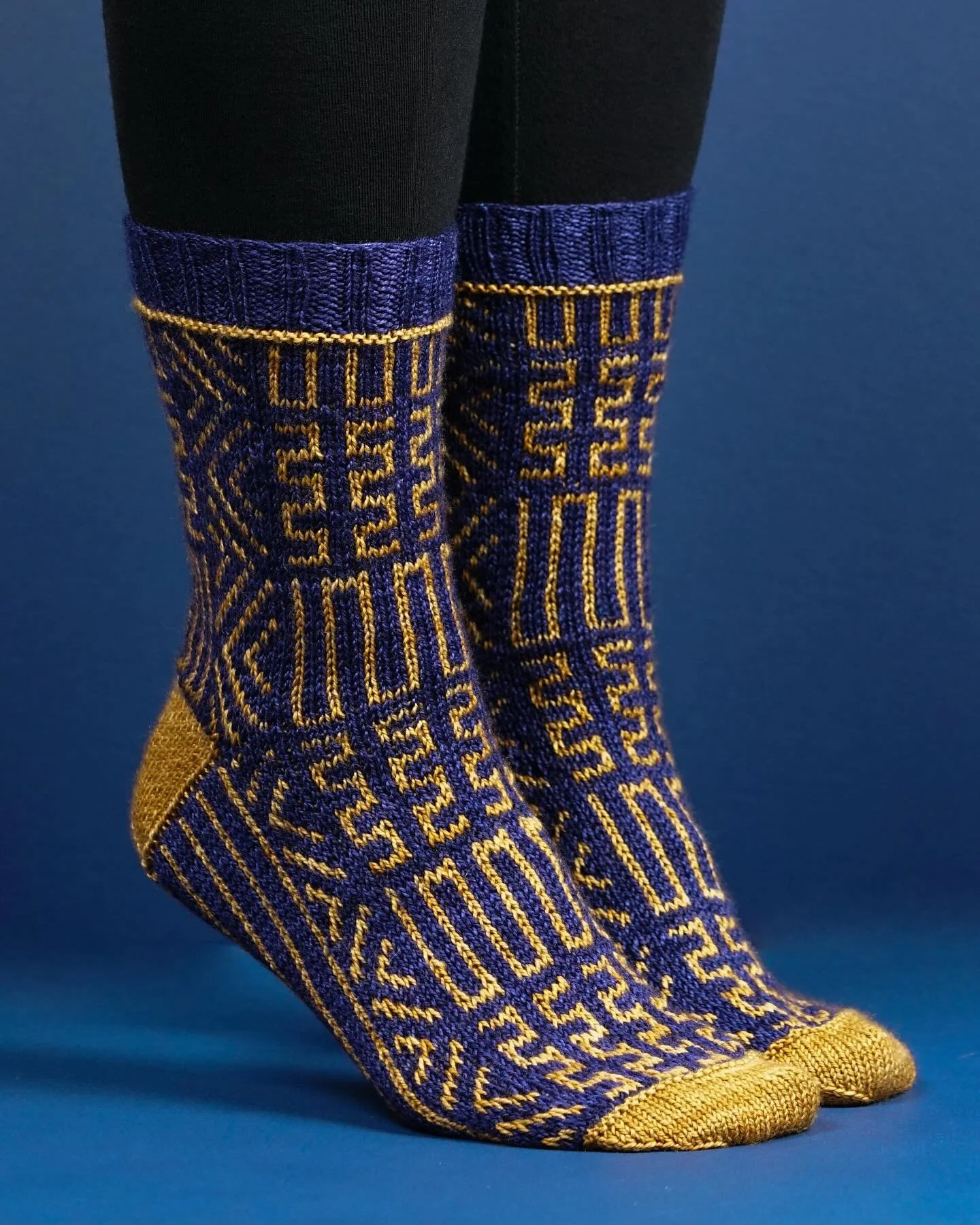 🎶💙DANCING THROUGH LIFE💙🎶 From the minute I first saw Fiyero’s jacket in the Wicked movie (👉🏻swipe to see), I knew it needed to become a pair of colorwork socks. 
I picked up @emmasyarn in ‘Navy Blazer’ and ‘Wish You Wer