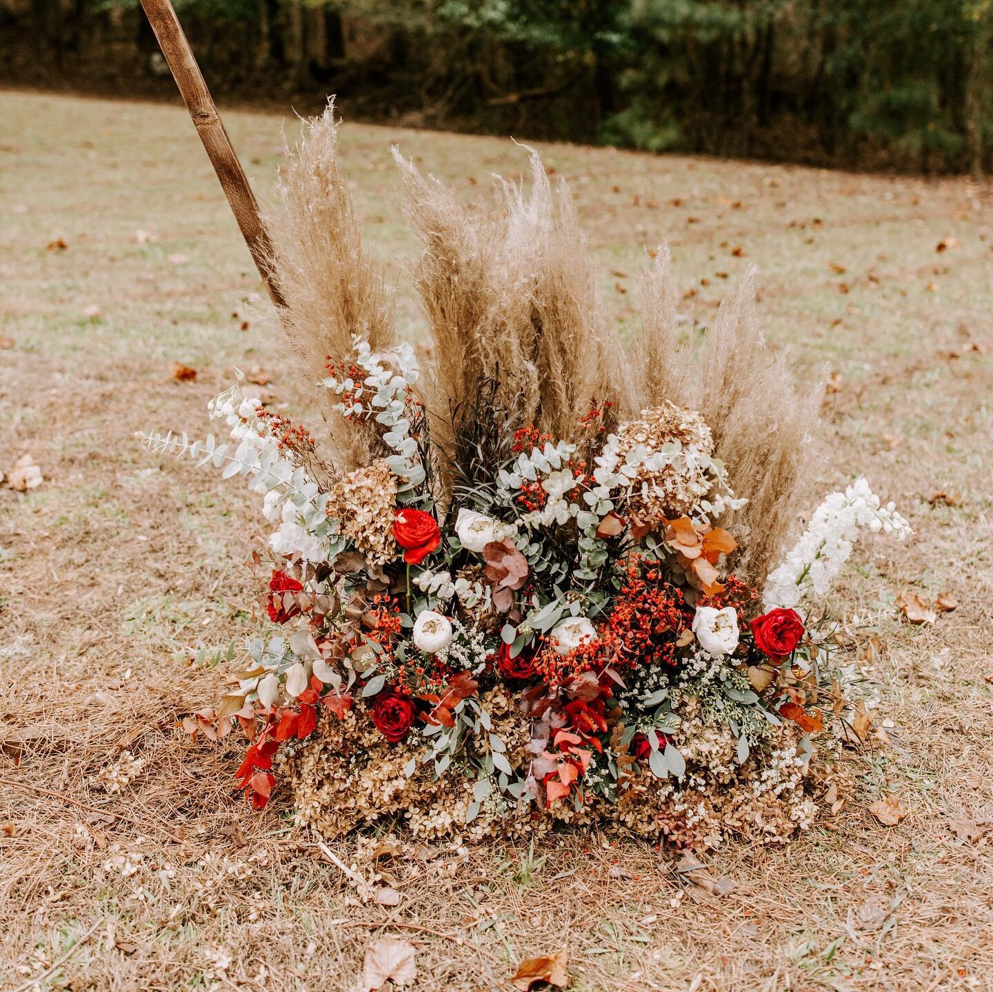 One of my favorite altar arrangements for one of my favorite brides!!

Just got the gallery back from the gorgeous fall wedding of @samantha_tyagi  and @monishtyagi and am exploding with excitement. Stay tuned for more pictures of this intimate weddi