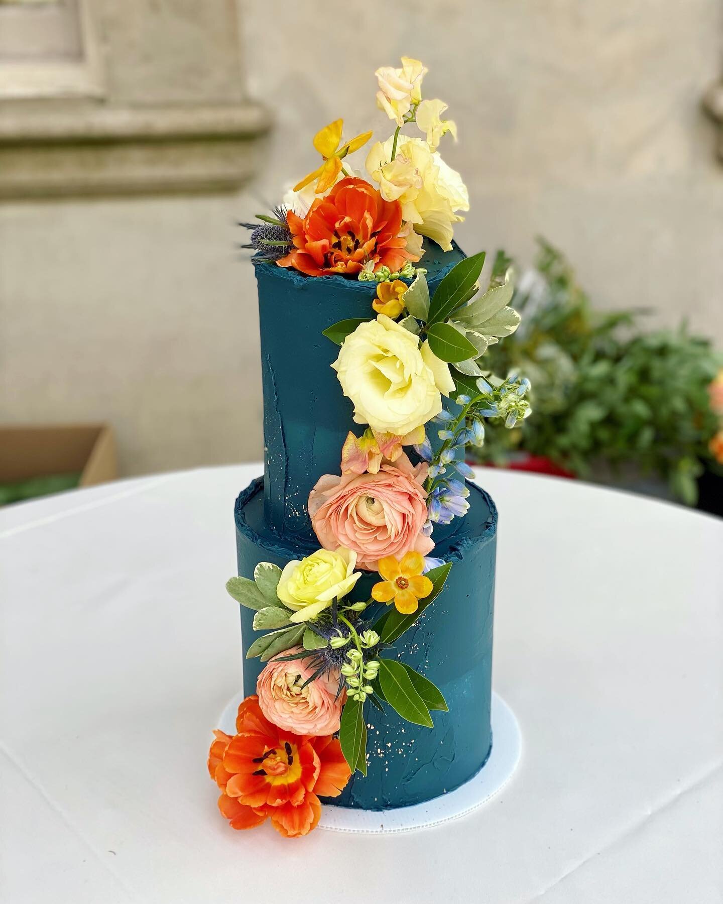 I love adding florals to already stunningly gorgeous cakes!  The pops of color against this beautiful blue are what dreams are made of!

I can&rsquo;t wait to share more of this styled shoot at @atlantahistorycenter hosted by @catherinehurtphoto 

Ca