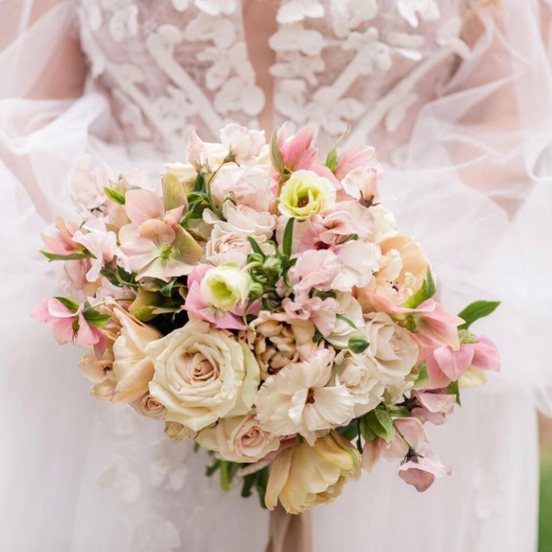 What&rsquo;s dreamier than a Bridgerton inspired  wedding at the Swan House?  That&rsquo;s right. Nothing. Nothing at all. 

I loved making this slightly moody spring bouquet with tulips, hellebore, roses, butterfly ranunculus and sweet peas. Each of