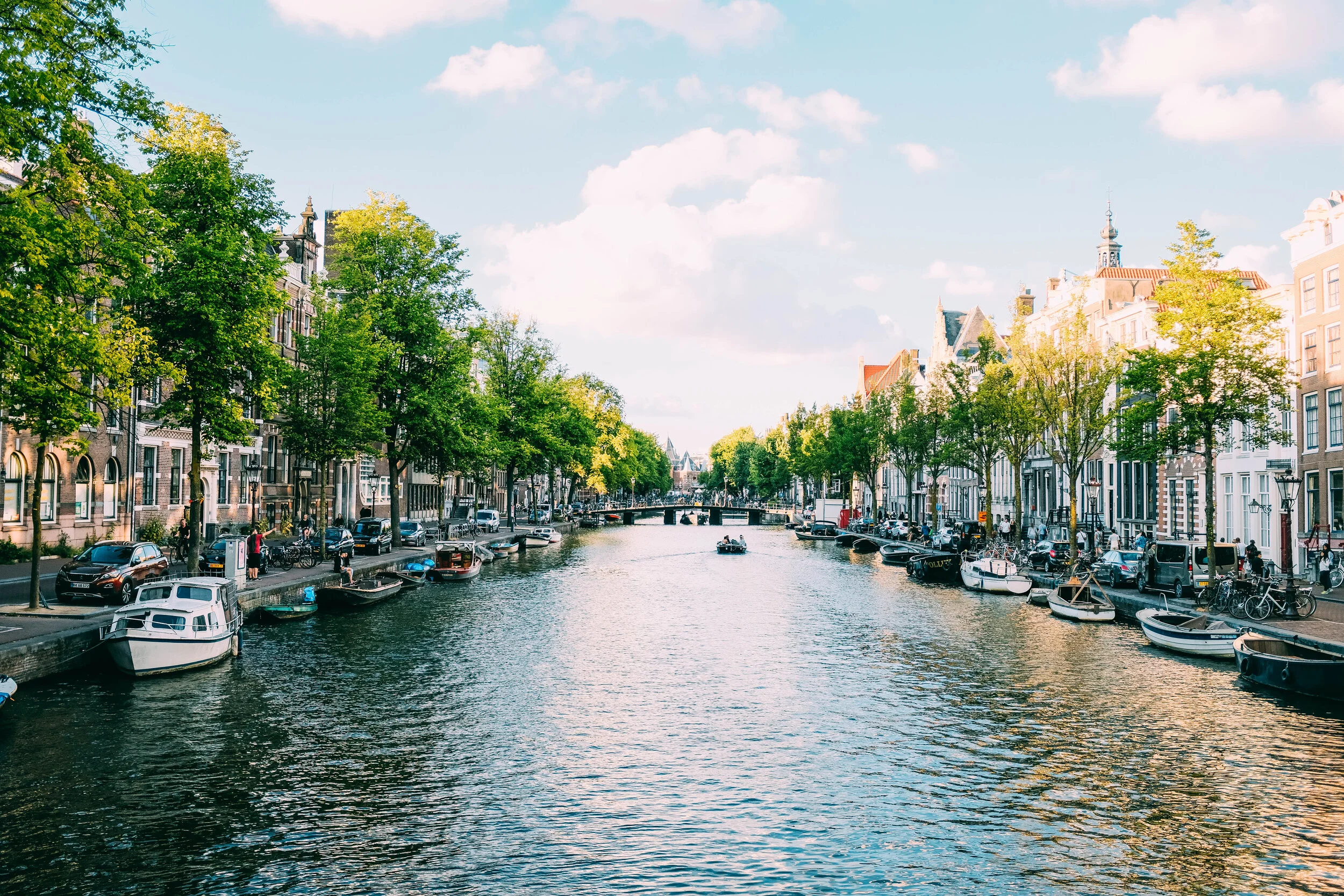 Yahoo: Amsterdam bans new tourist shops contributing to 'Disneyfication' of city