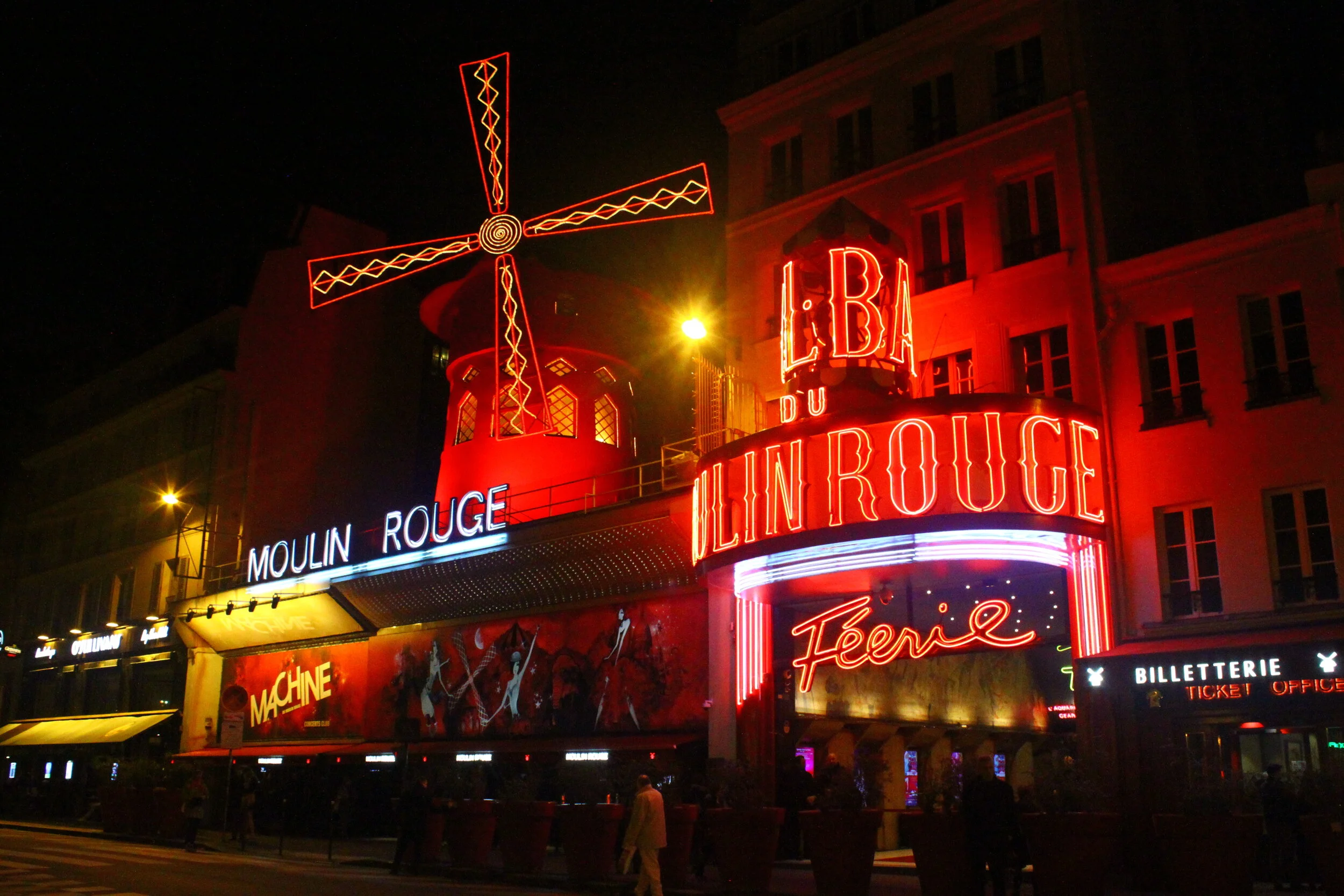 For Munchies/Vice: The Moulin Rouge's Sexy Floorshow Now Includes Good Food in Addition to Tasteful Nudity