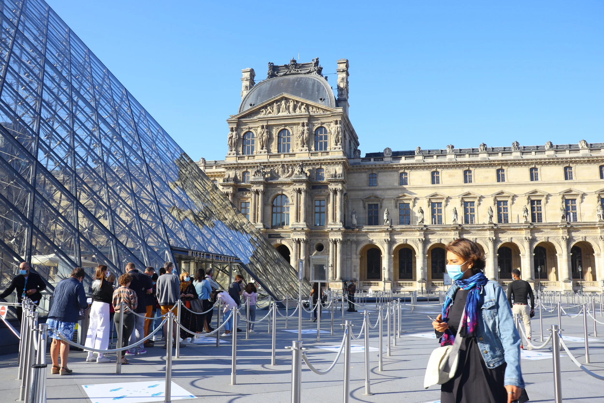 Smithsonian: How the Pandemic Is Giving the Louvre Back to Parisians