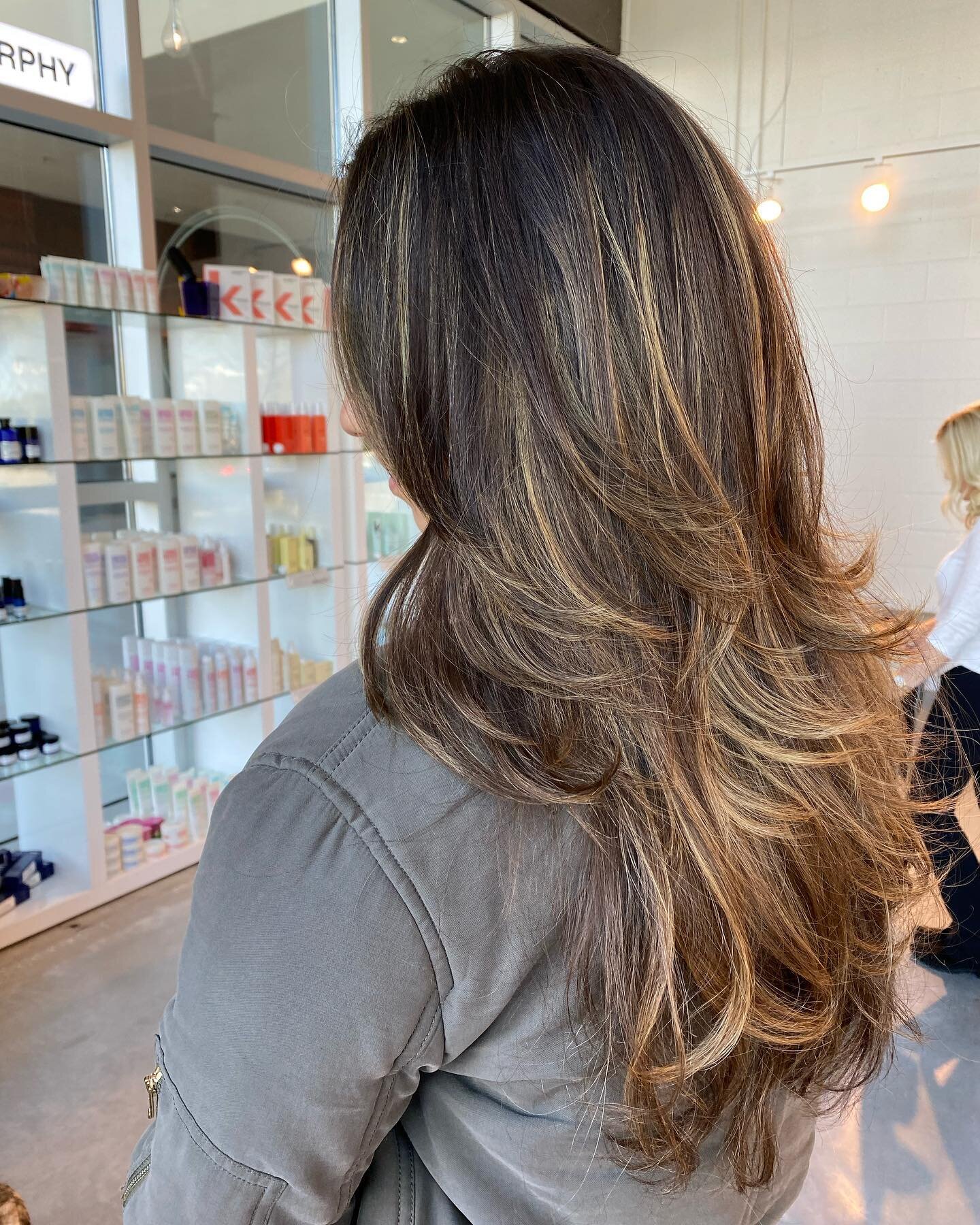 Sweet like honey 🍯 🐝 
Looking for something lived in? Get a balayage!! 
Hair artist- @sharzhair 
P.S. Swipe for before 👀
&bull;BOOK YOUR APPOINTMENT TODAY&bull;
.. www.thepurehairartistry.com
843-871-3898
&amp; @sharzhair @sarahsarezkyhair
@courtn