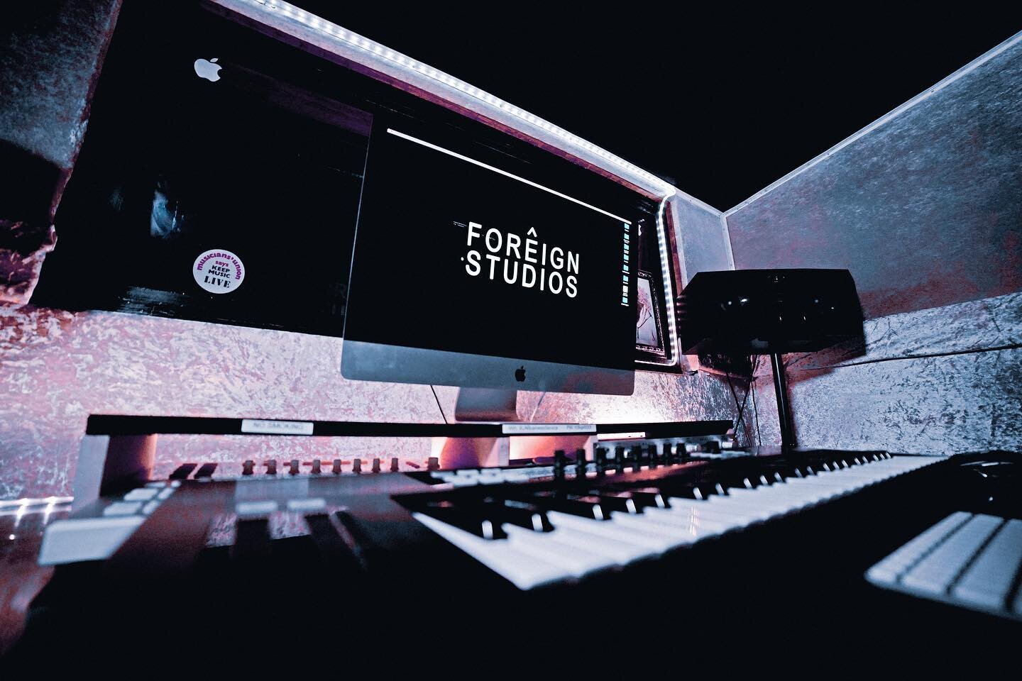 🗣 Foreign Studios 🗣
October 2020 is open for bookings! Enjoy clean recordings in our soundproof booth, great for podcasts too.
Microphone: Neumann TLM 103.
.
.
.
.
.
#recordingstudio #studio #producer #music #musicproducer #studiolife #recording #b