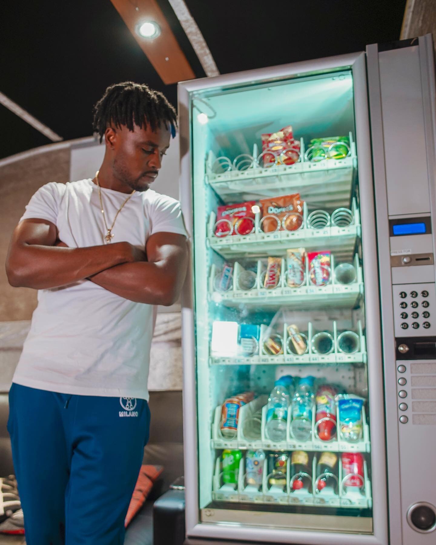 Don&rsquo;t wanna waste studio time? We got you. Dun D&rsquo;s hooked us up w/ a brand new #vendingmachine. Think we&rsquo;re missing anything? Tell us what you wanna see &amp; we&rsquo;ll stock it. 💥
.
.
.
.
.
#foreignstudios #munchies #snacks #rec