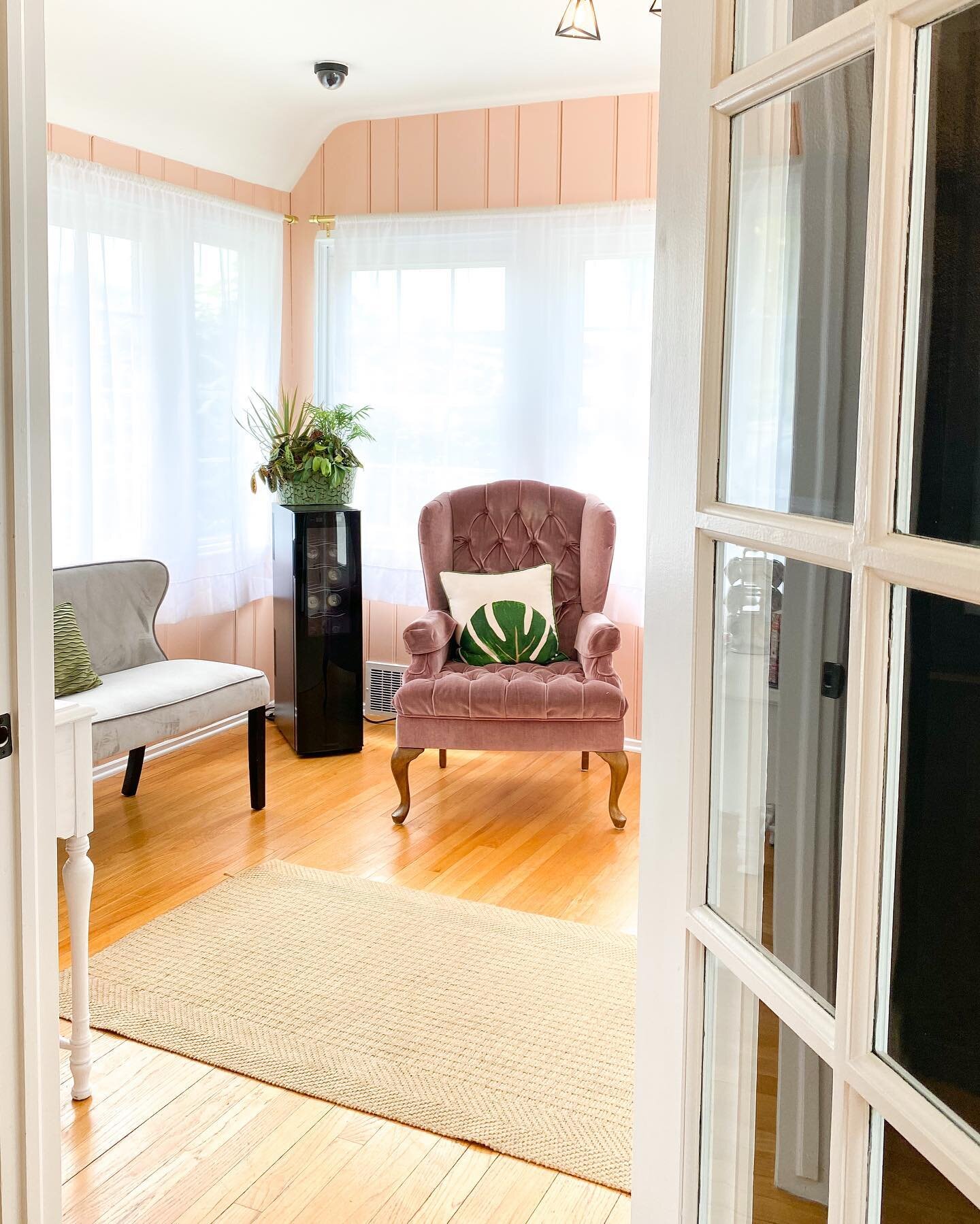 Can&rsquo;t wait to see you waiting in this cozy spot!💗🌸

Now that the weather is getting warmer (hopefully 🤞🤞) It&rsquo;s time to get your skin glowing, body relaxed and your nails polished! 

We have openings this week!! Hurry&hellip; they go q