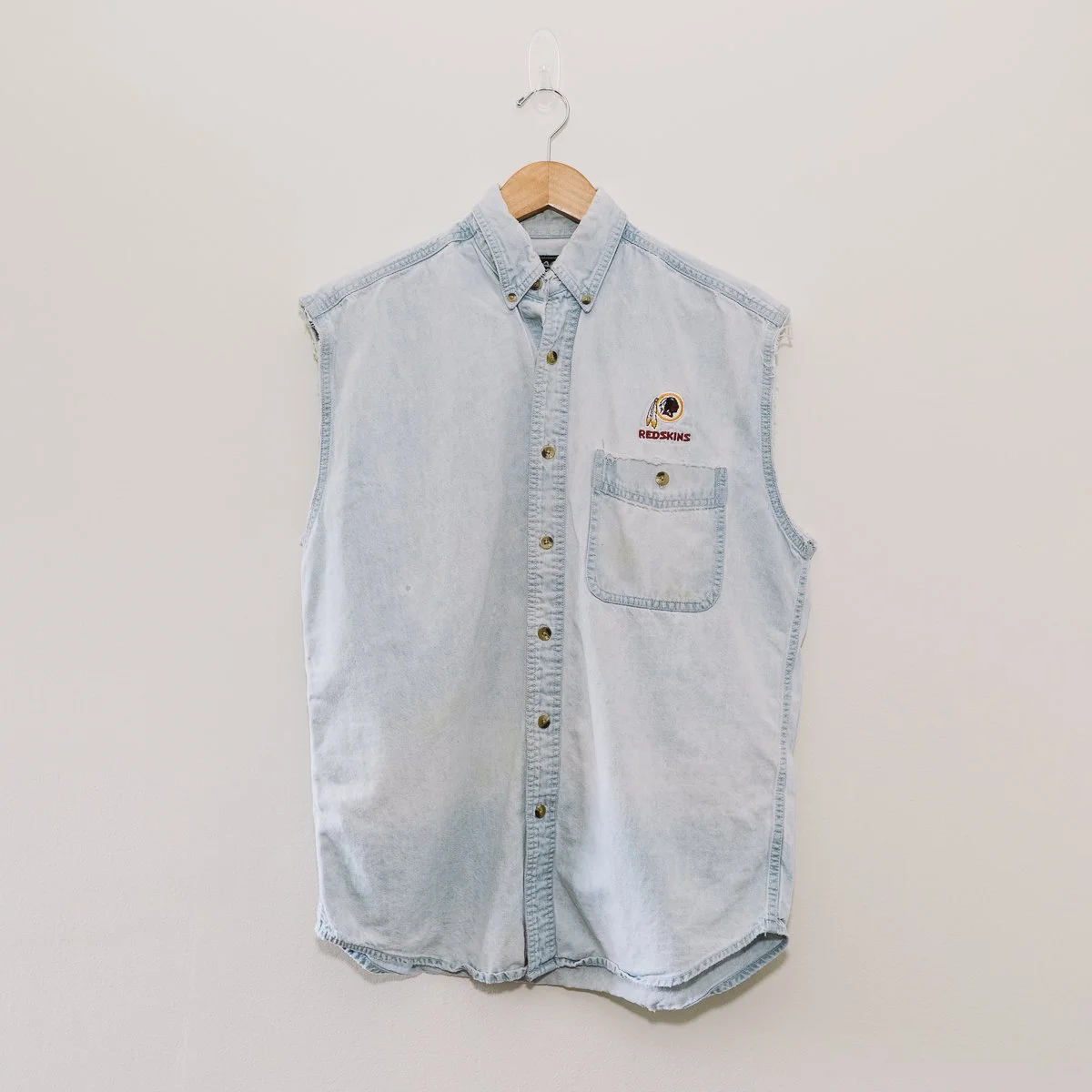 90s Washington Redskins Cut-Off Denim Button Up Shirt (M)