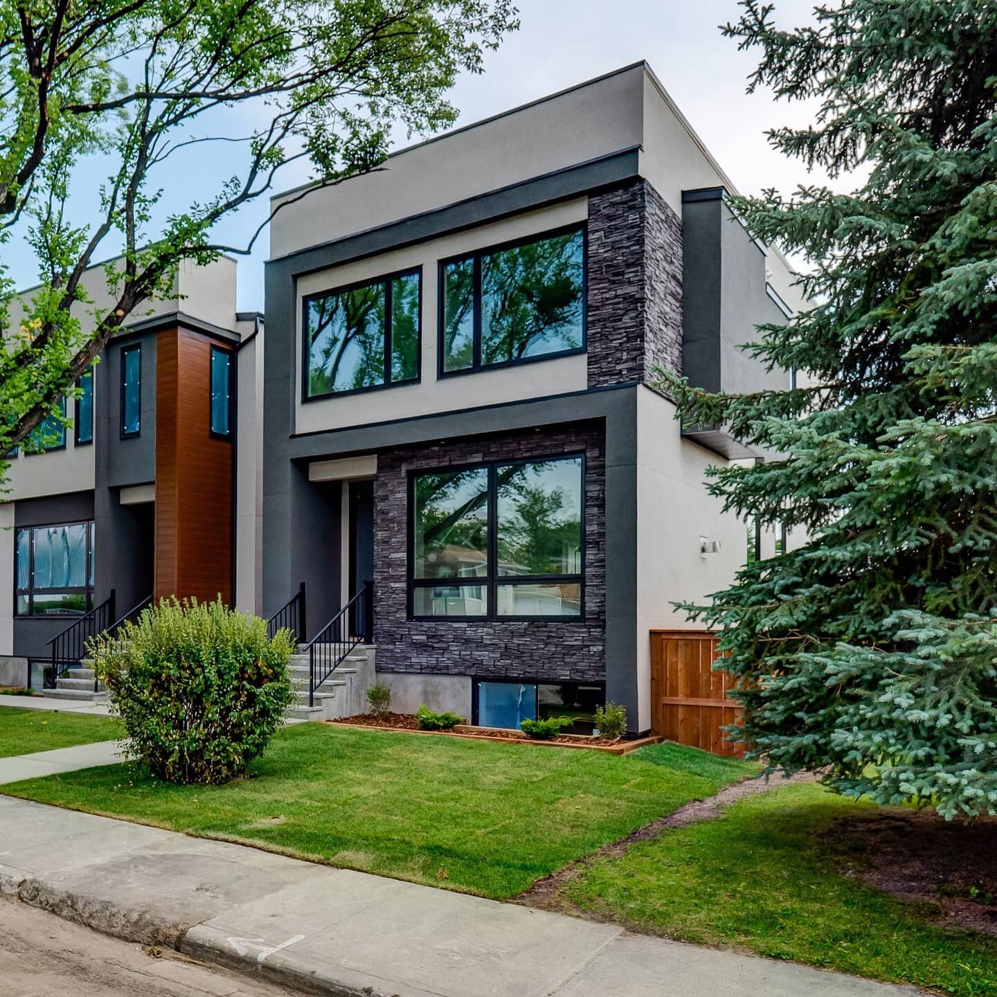 This amazing house has a dreamy garage rooftop deck and a splendid view! 😍

#rooftopdeck #rooftop #deckdesign #garagedesign #calgaryluxuryhomes #calgaryhomes #yychomebuilders #yychomedesign #yychomes #yycinfills #yycrealestate #yycrealtors #interior