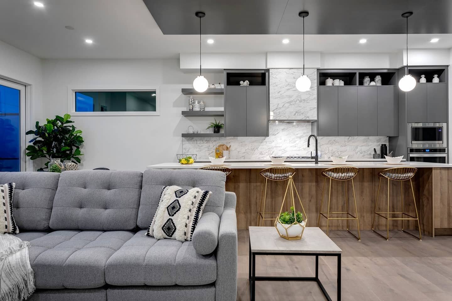 Sophisticated and modern👌

#kitchendesign #kitchenisland #livingroomdesign #livingroomdecor #calgaryluxury #calgaryhomes #calgaryinfill #yycinteriordesigning #yyccustomhomebuilder #yycluxuryhomes #yycrealestate #yycrealtors #calgarycustomhomes #calg