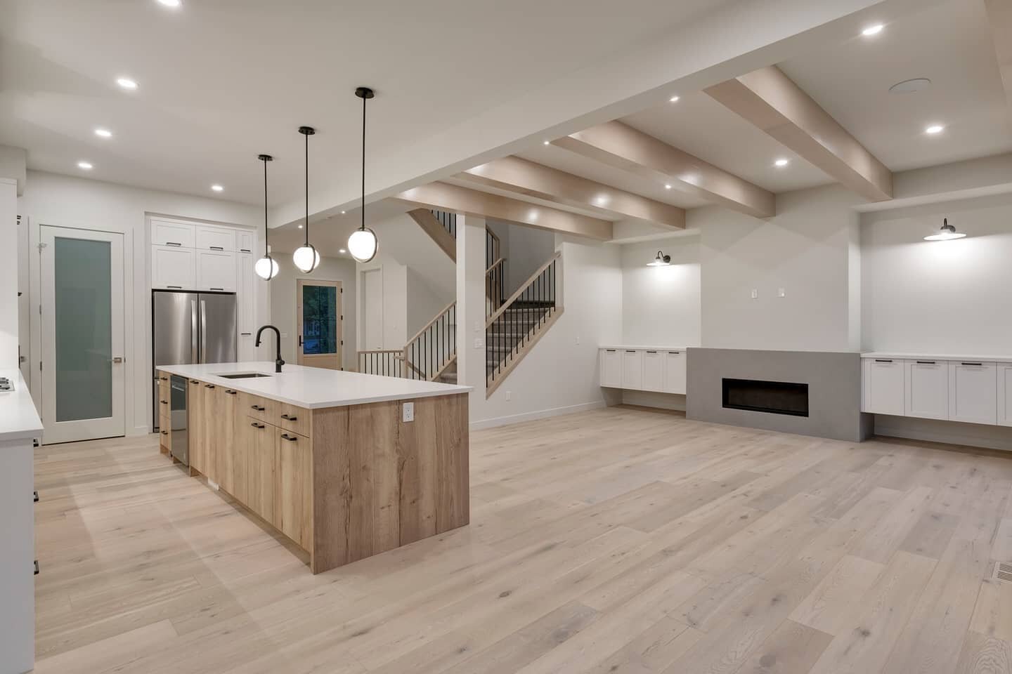 Modern farmhouse combines contemporary design with the cozy farmhouse aesthetic to create a uniquely fresh take on the country living inspired style🪵🧱🏚

#Sinahomes #modernfarmhouse #kitchenisland #qaurtzcountertop #concretefireplace #exposedbeams 